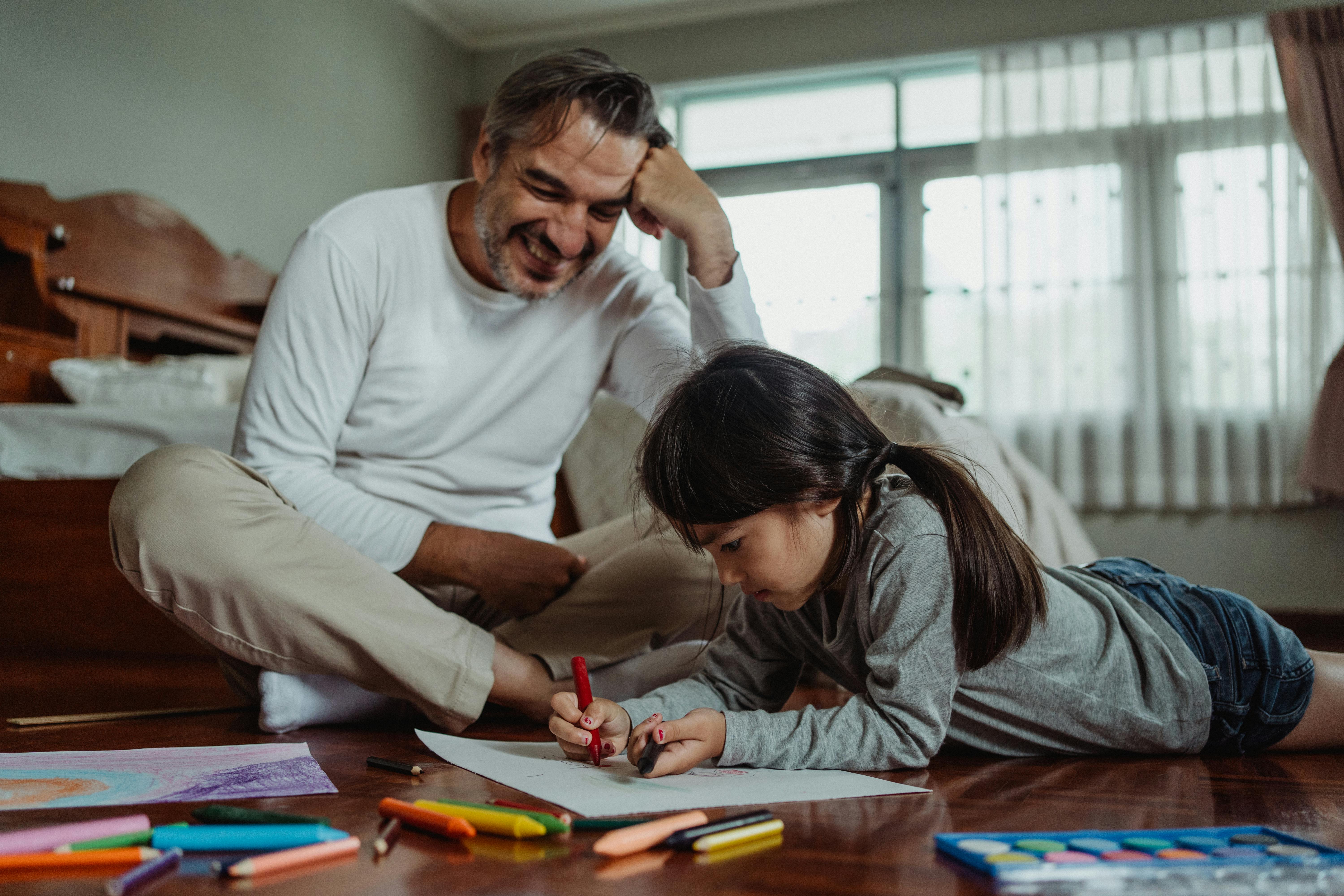 Un padre estrechando lazos con su hija | Fuente: Pexels