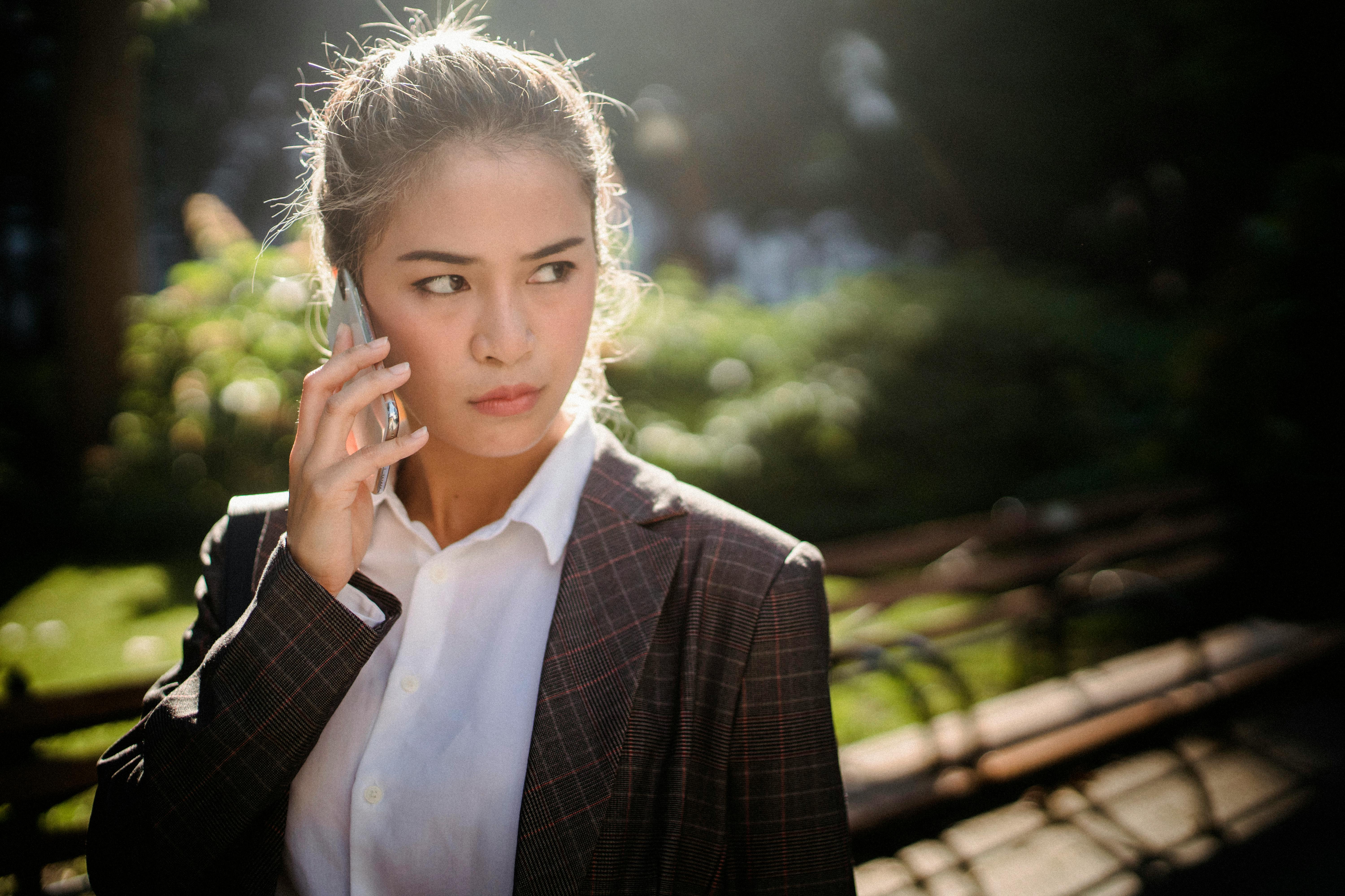 Mujer decidida al teléfono | Fuente: Pexels