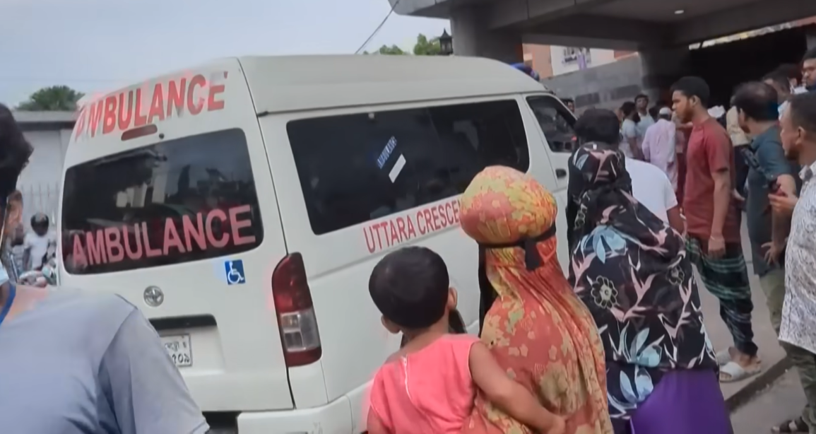 Labores de rescate y de control de daños tras el accidente. | Foto: YouTube/The Free Press Journal