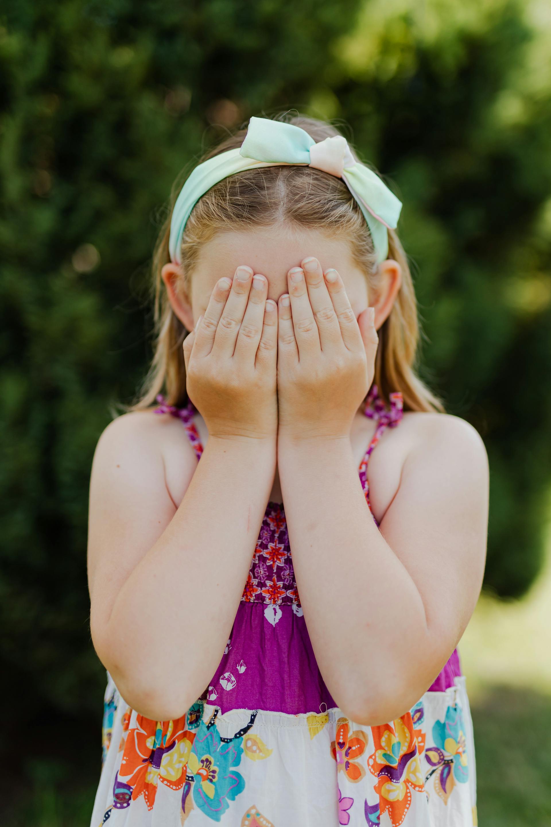 Una niña tapándose la cara con las manos | Fuente: Pexels