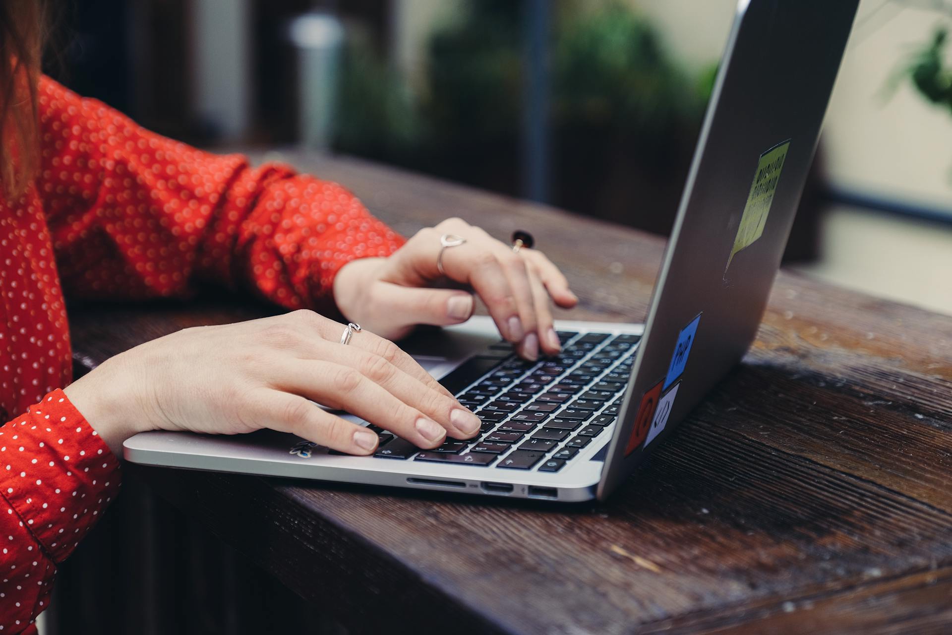 Una mujer usando su portátil | Fuente: Pexels