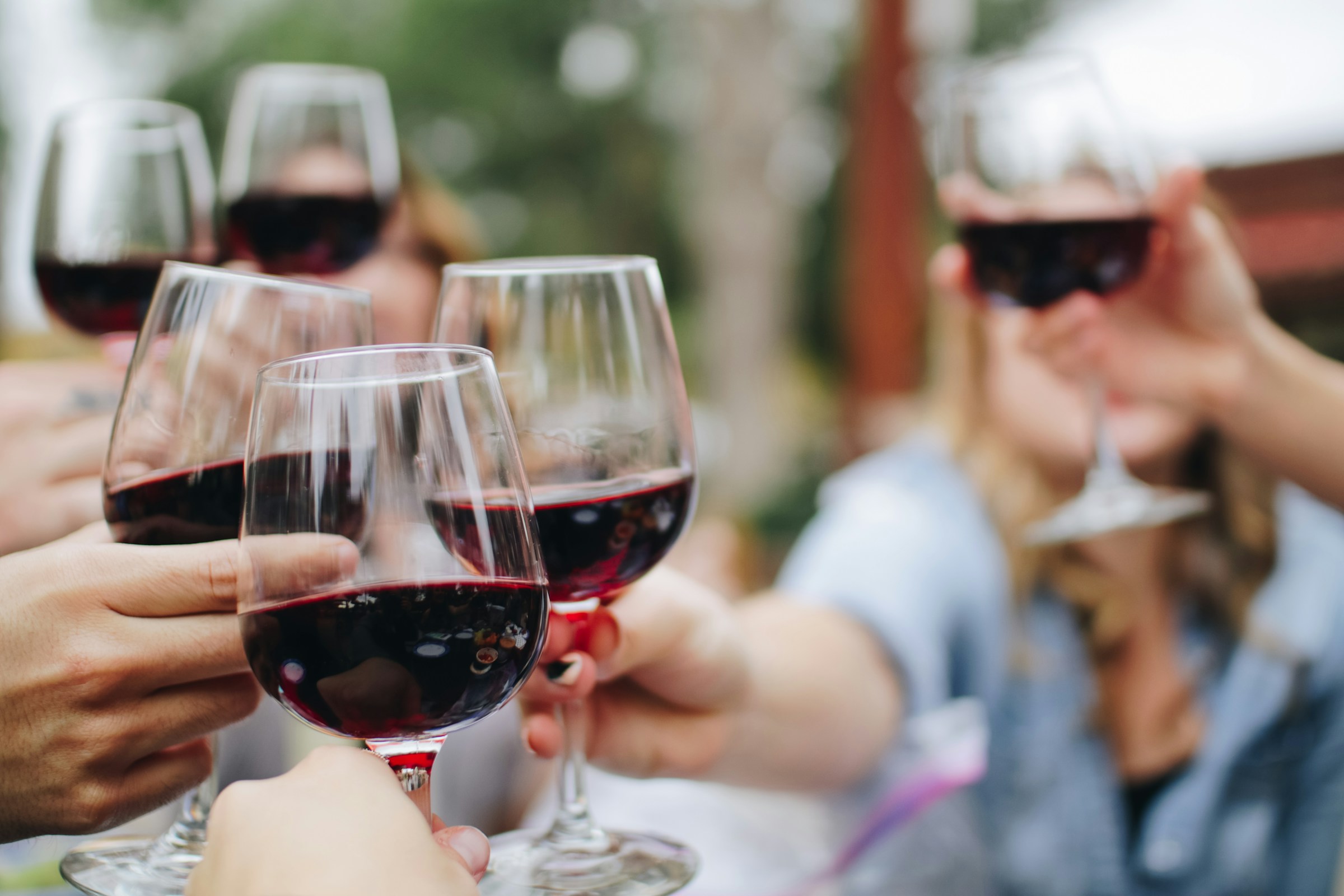 Gente con copas de vino | Fuente: Unsplash