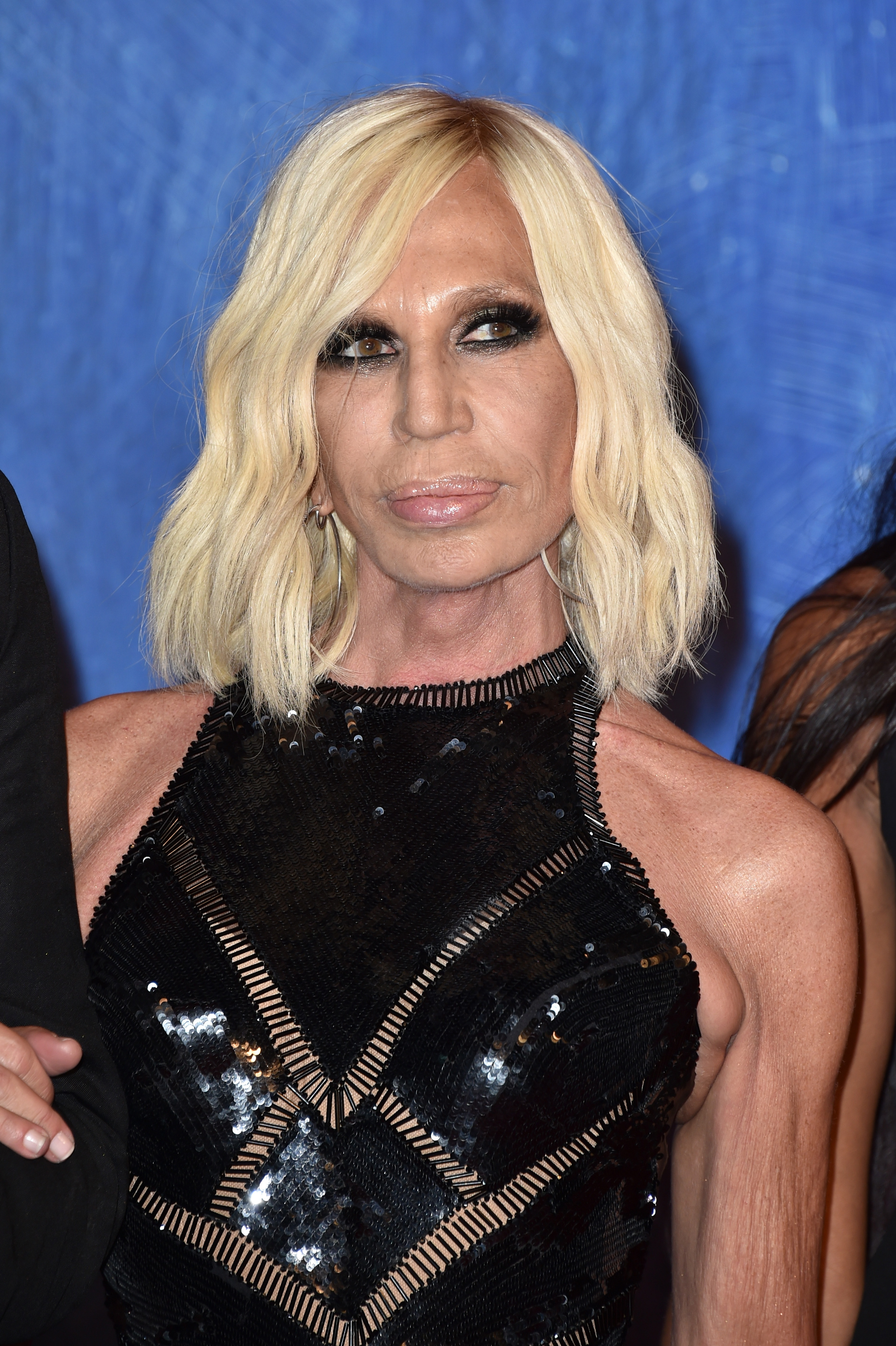 Donatella Versace asiste al estreno de "Franca: Caos y Creación", 2016 | Fuente: Getty Images.