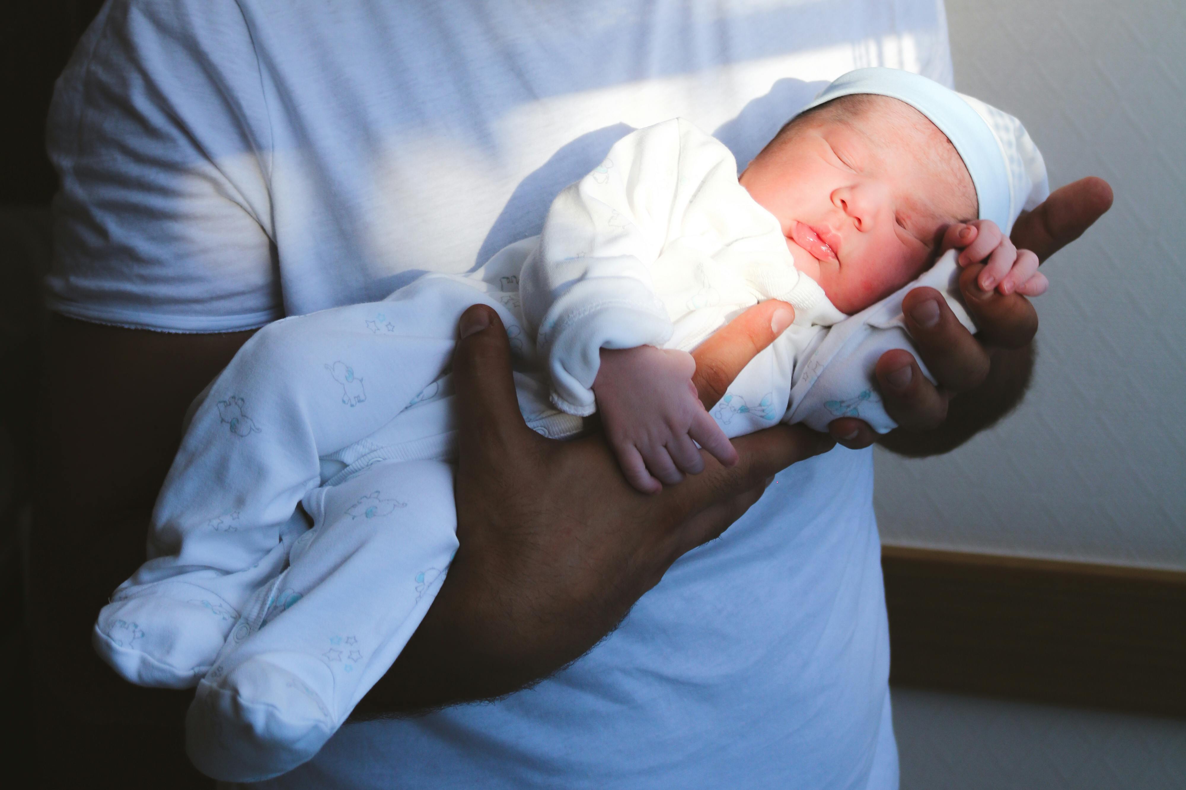 Una persona llevando a un bebé | Fuente: Pexels