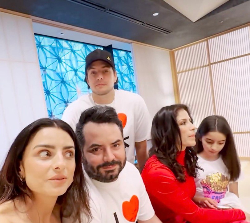Aislinn, José Eduardo, Vadhir, Alessandra Rosaldo y Aitana Derbez preparando una sorpresa por el cumpleaños de Eugenio Derbez | Fuente: Facebook/Eugenio Derbez