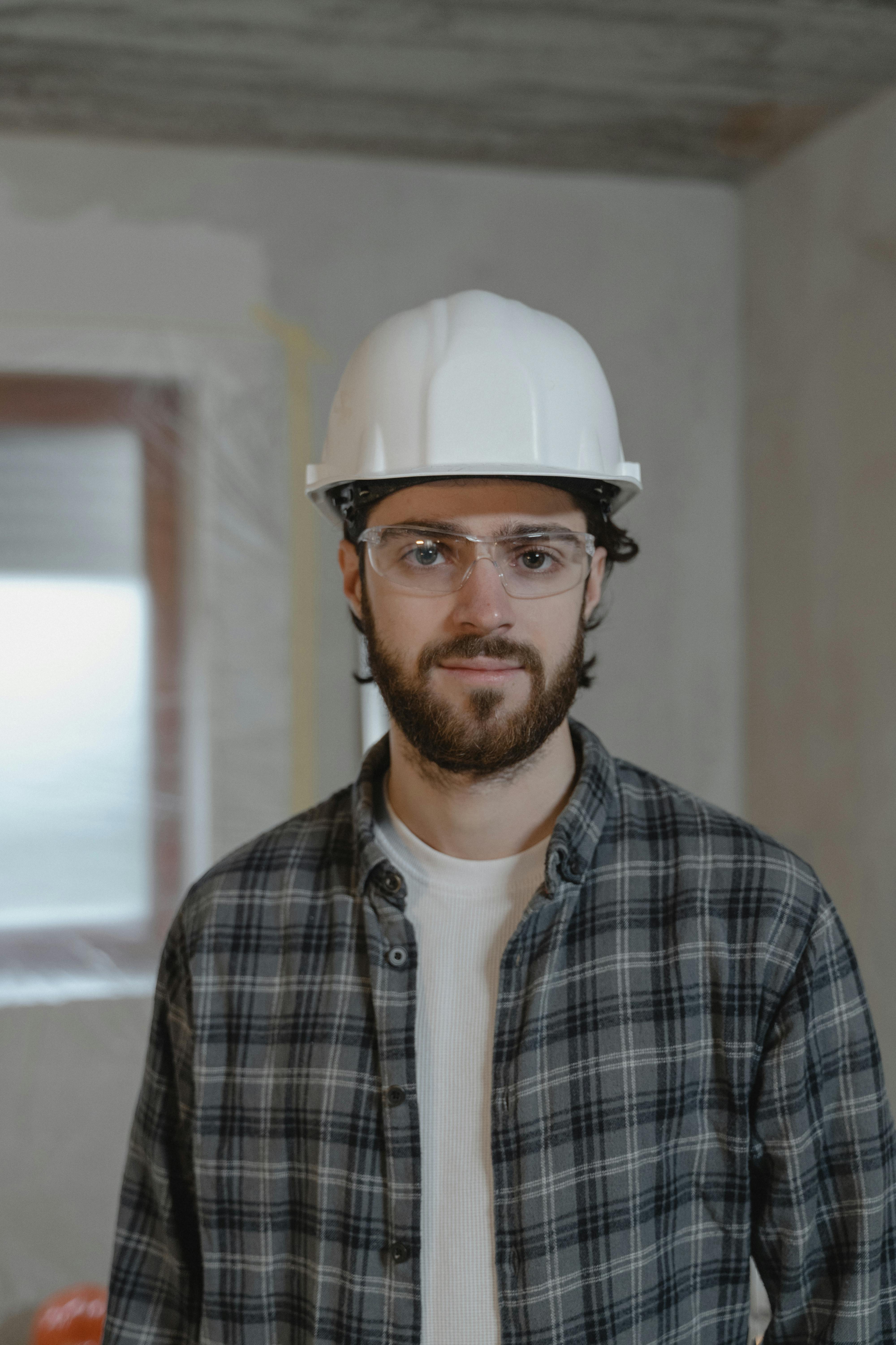 Un hombre con casco | Fuente: Pexels