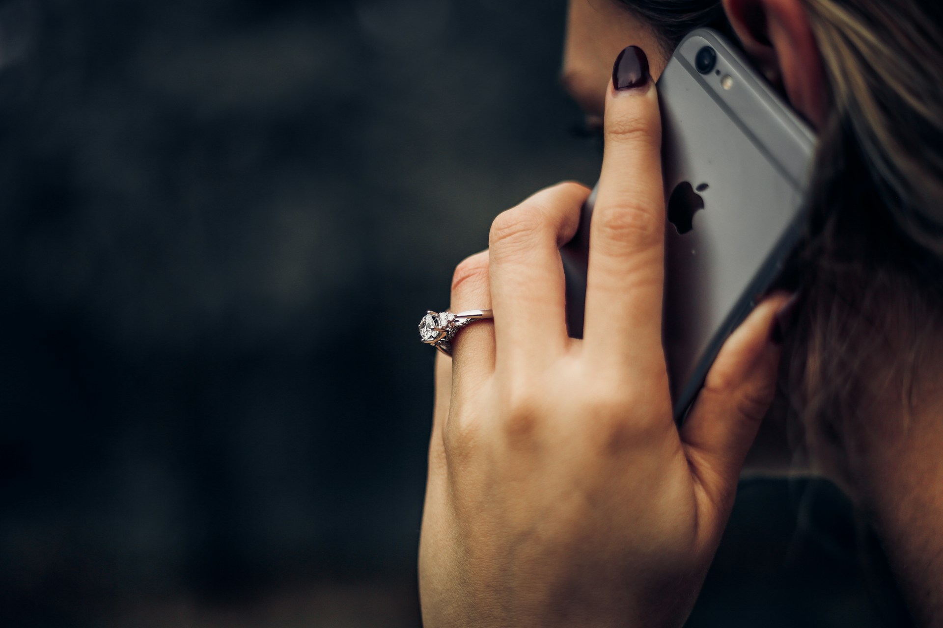 Una mujer manteniendo una conversación telefónica | Fuente: Unsplash