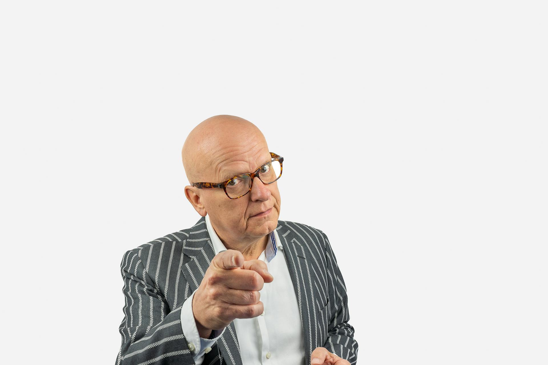 Un hombre mayor señalando con el dedo | Fuente: Pexels
