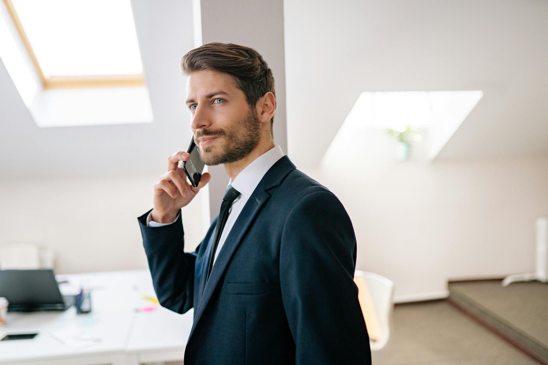 Un hombre haciendo una llamada telefónica | Fuente: Pexels