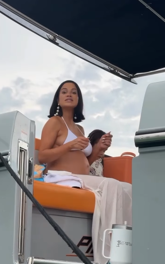 Natti Natasha posando con su barriguita antes de dar a luz. | Fuente: Instagram/@nattinatasha.ch