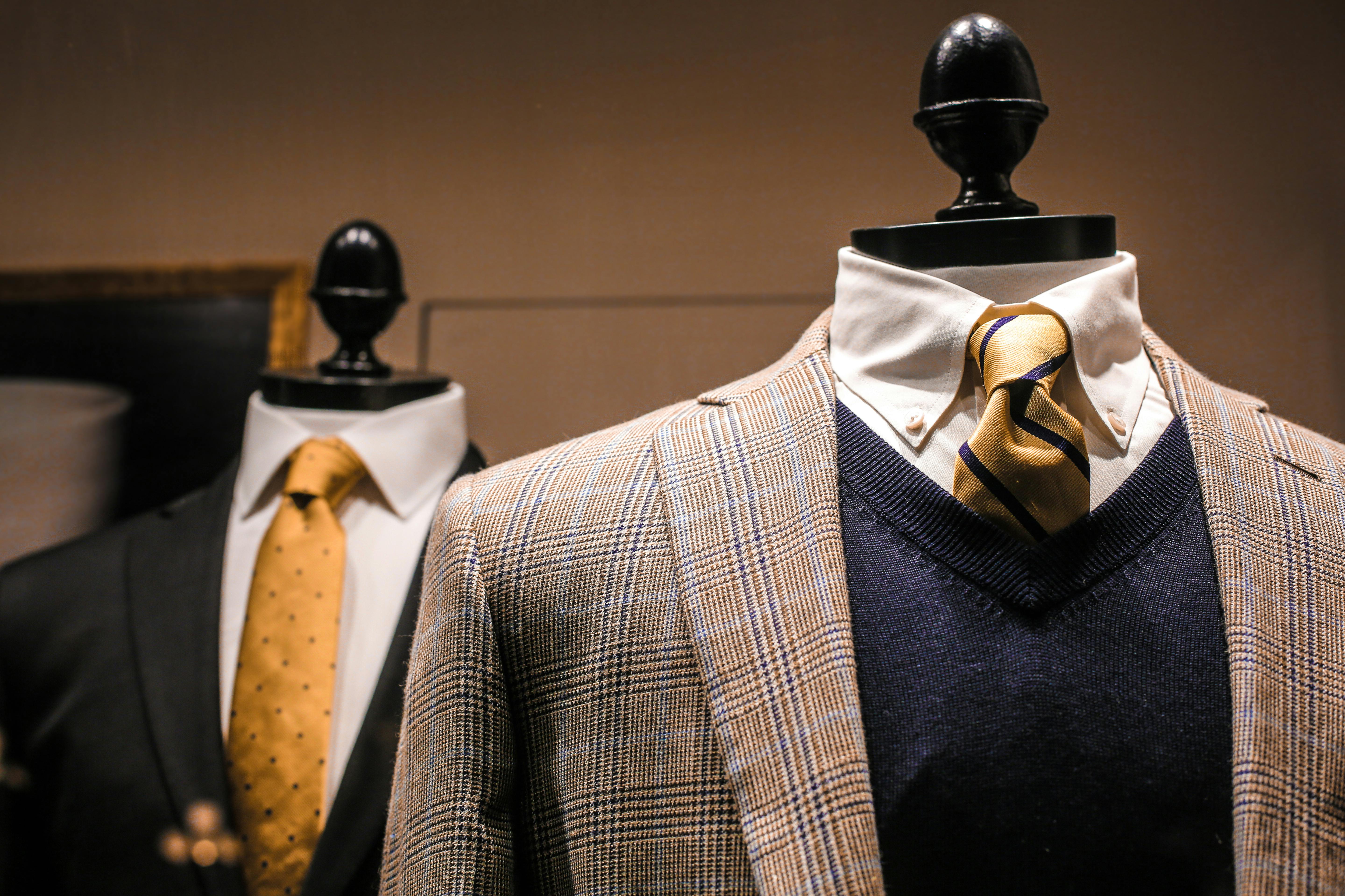 Trajes expuestos en el interior de una boutique | Fuente: Pexels