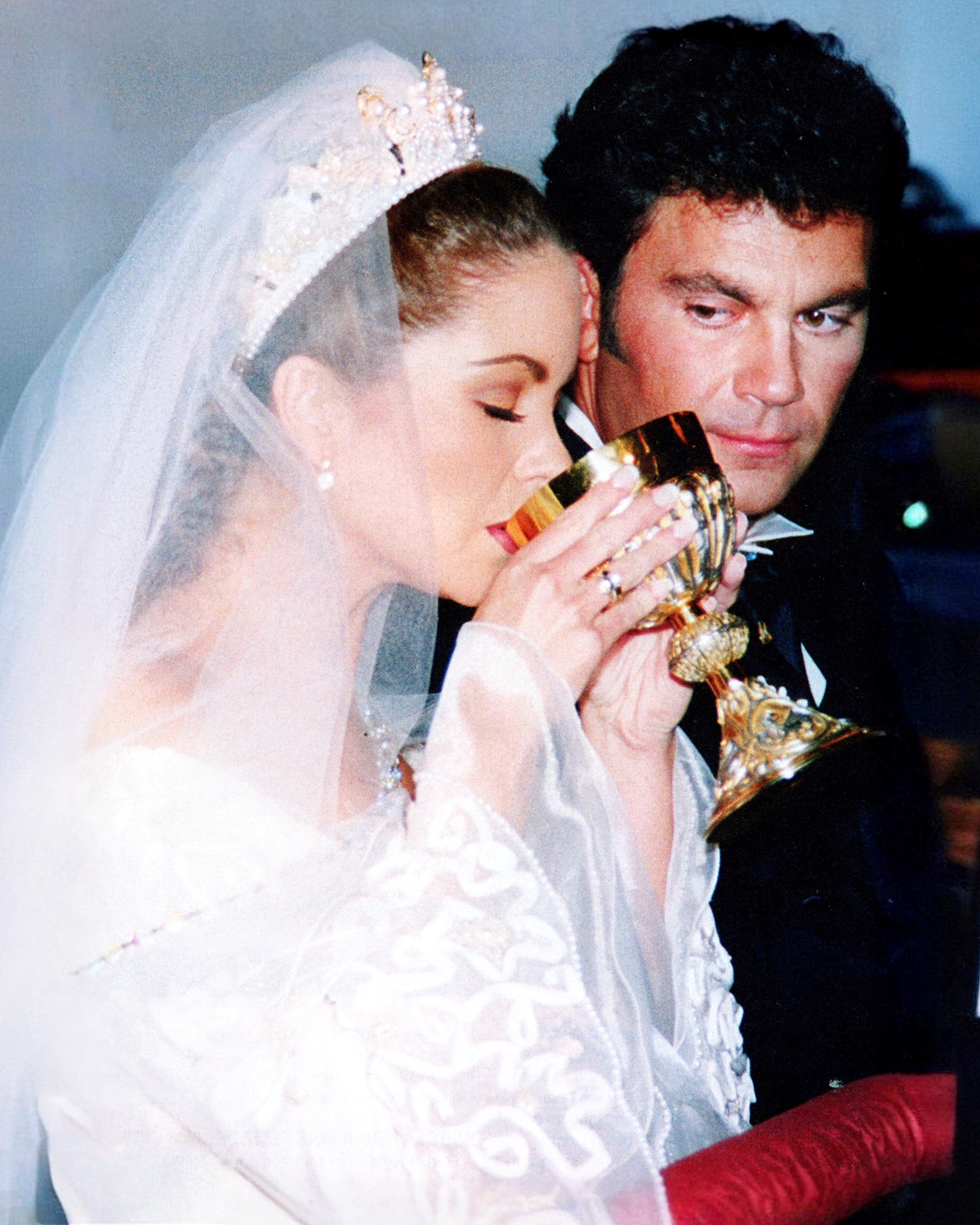 Lucero y Mijares en su boda, el 18 de enero de 1997 en el Colegio de las Vizcaínas en Ciudad de México | Fuente: Facebook/Un Tiempo Para Recordar