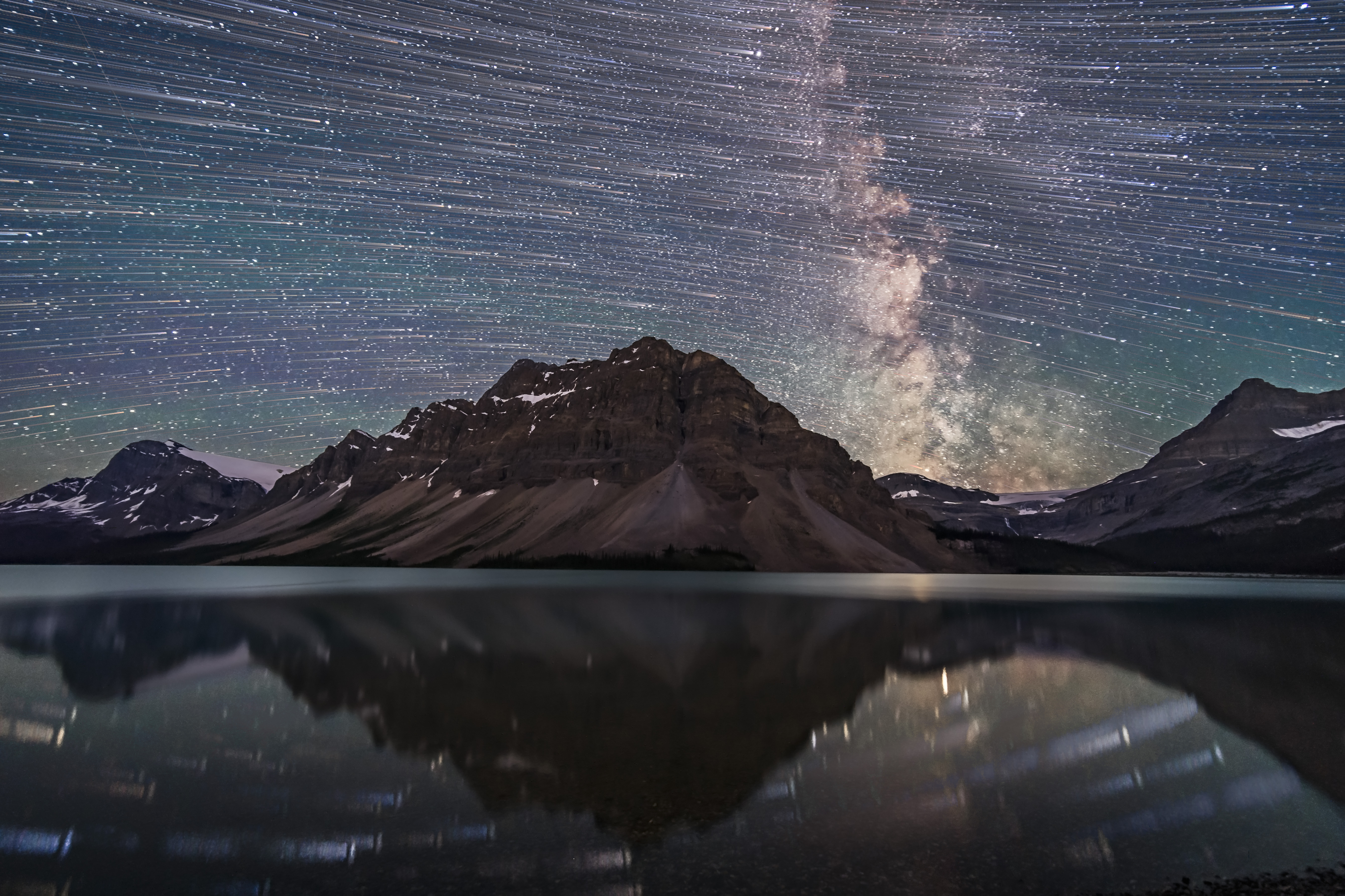 Una mezcla de imágenes para mostrar las estrellas del cielo austral moviéndose de este a oeste de izquierda a derecha sobre las Montañas Rocosas en el Lago Bow en Banff, Alberta. | Fuente: Getty Images