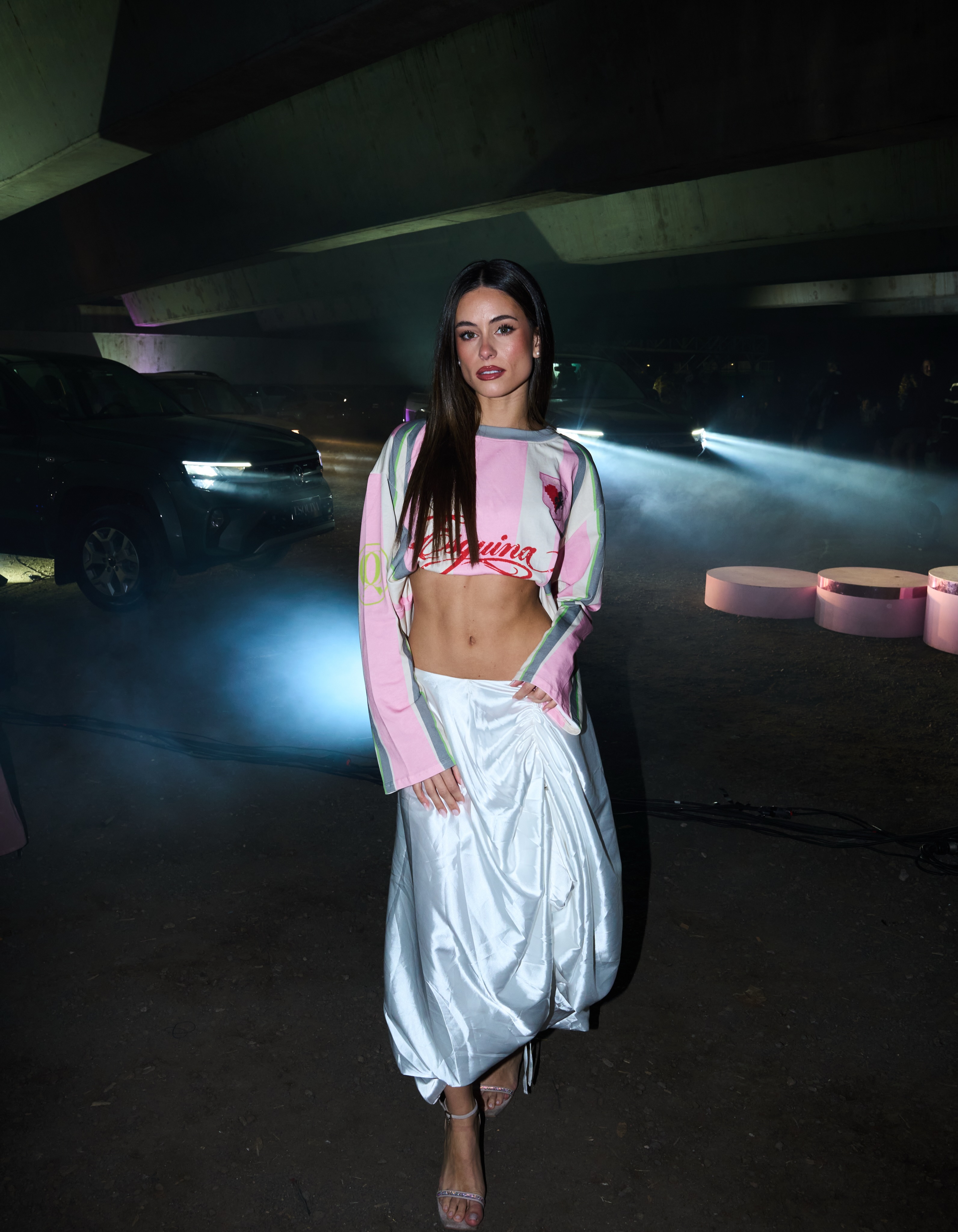 Artistas y modelos luciendo los atuendos en la pasarela del desfile Esquina Esquina | Fuente: Instagram/esquina.esquina