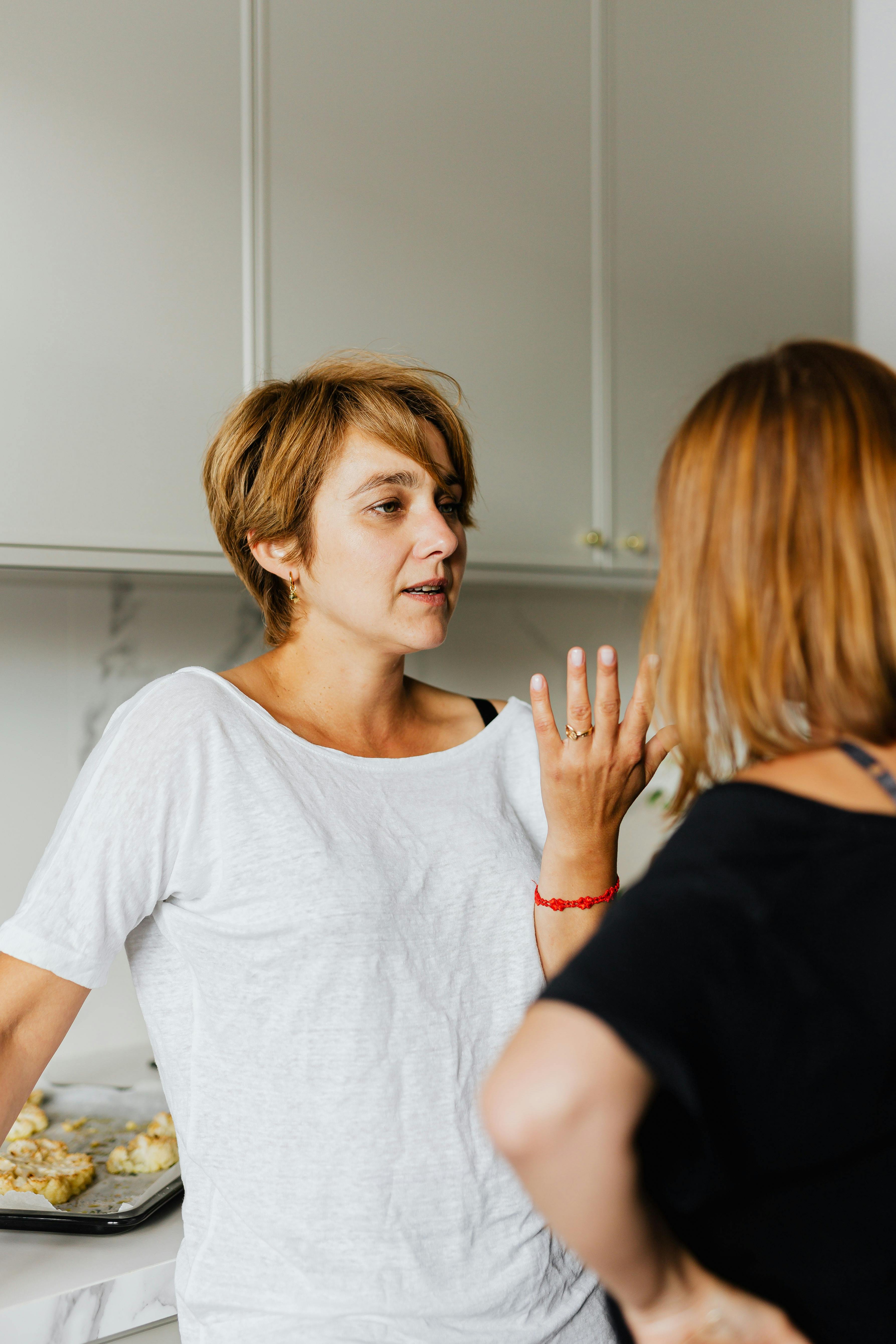 Dos mujeres hablando en la cocina | Fuente: Pexels
