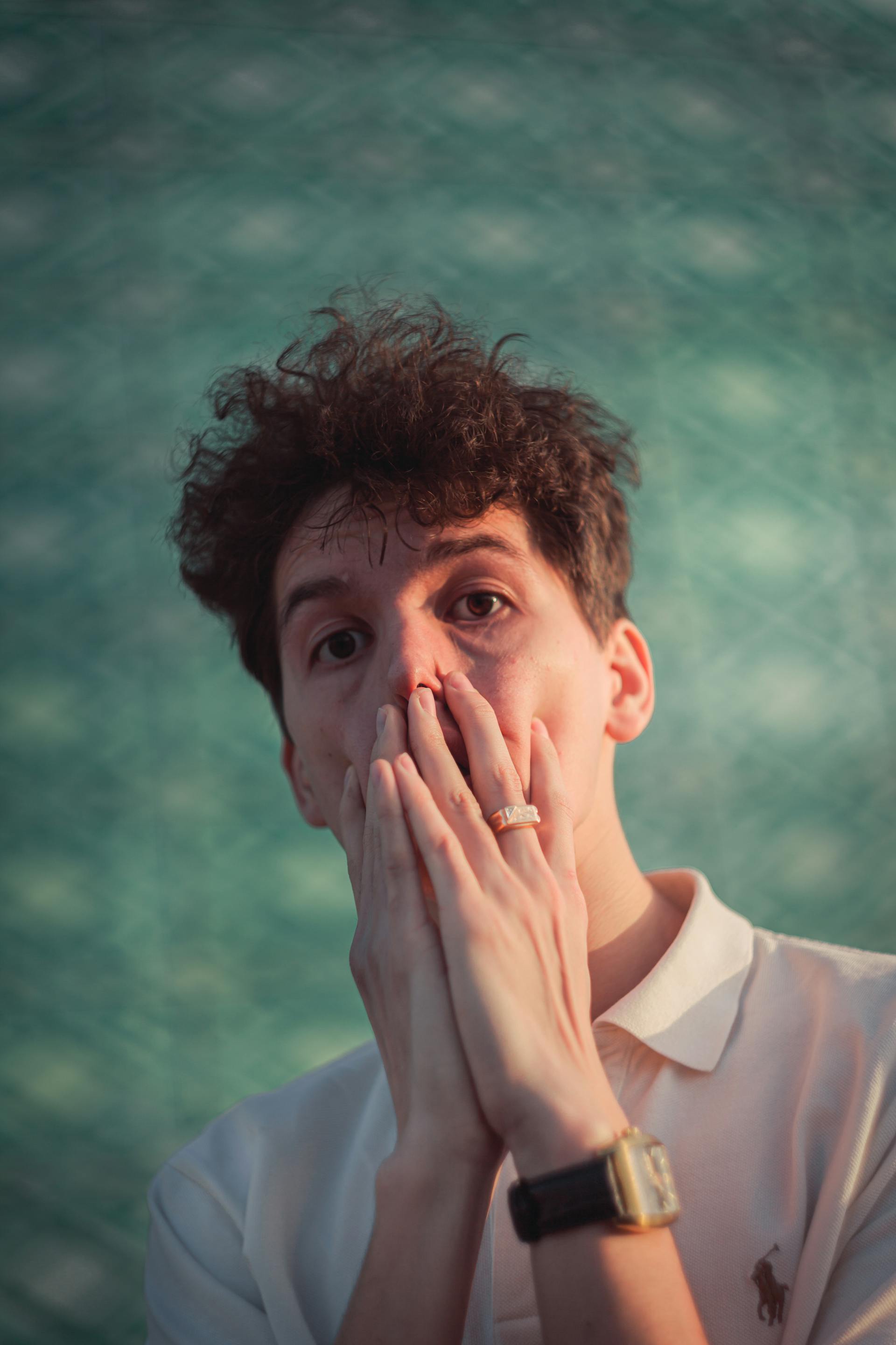 Un hombre conmocionado cubriéndose la cara con las manos | Fuente: Pexels