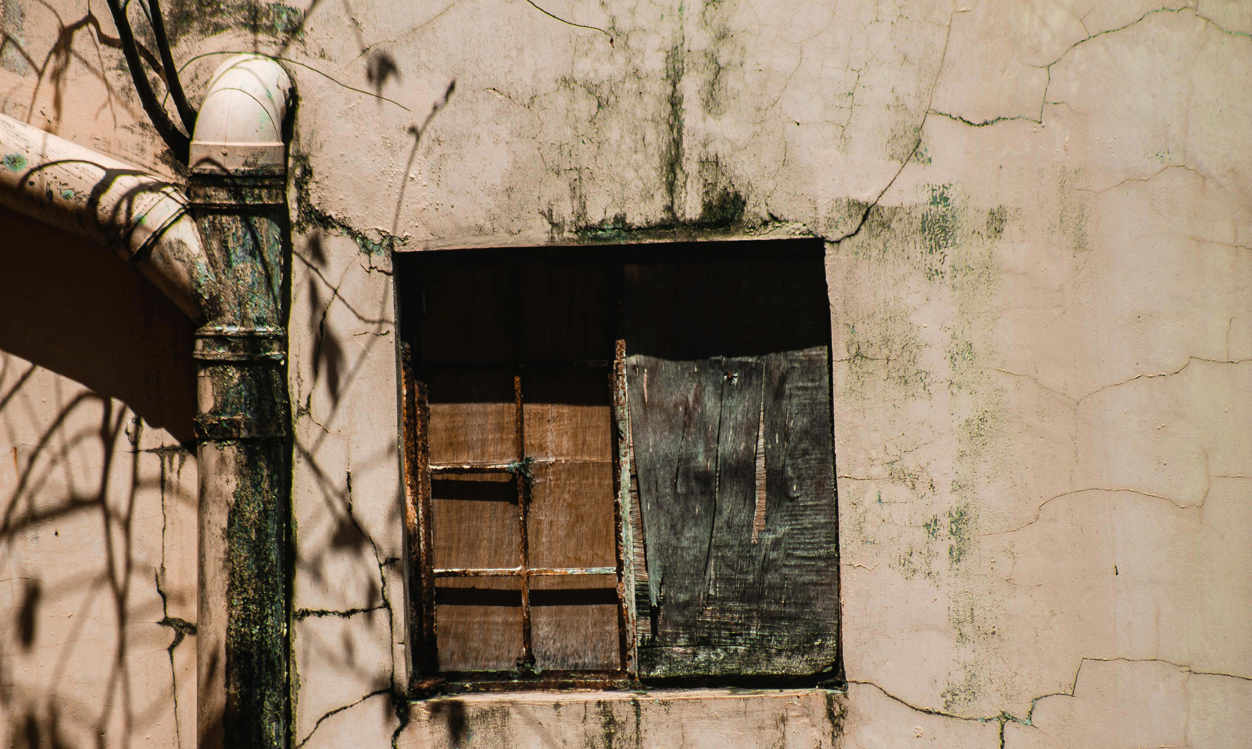 Una ventana tapiada | Fuente: Pexels