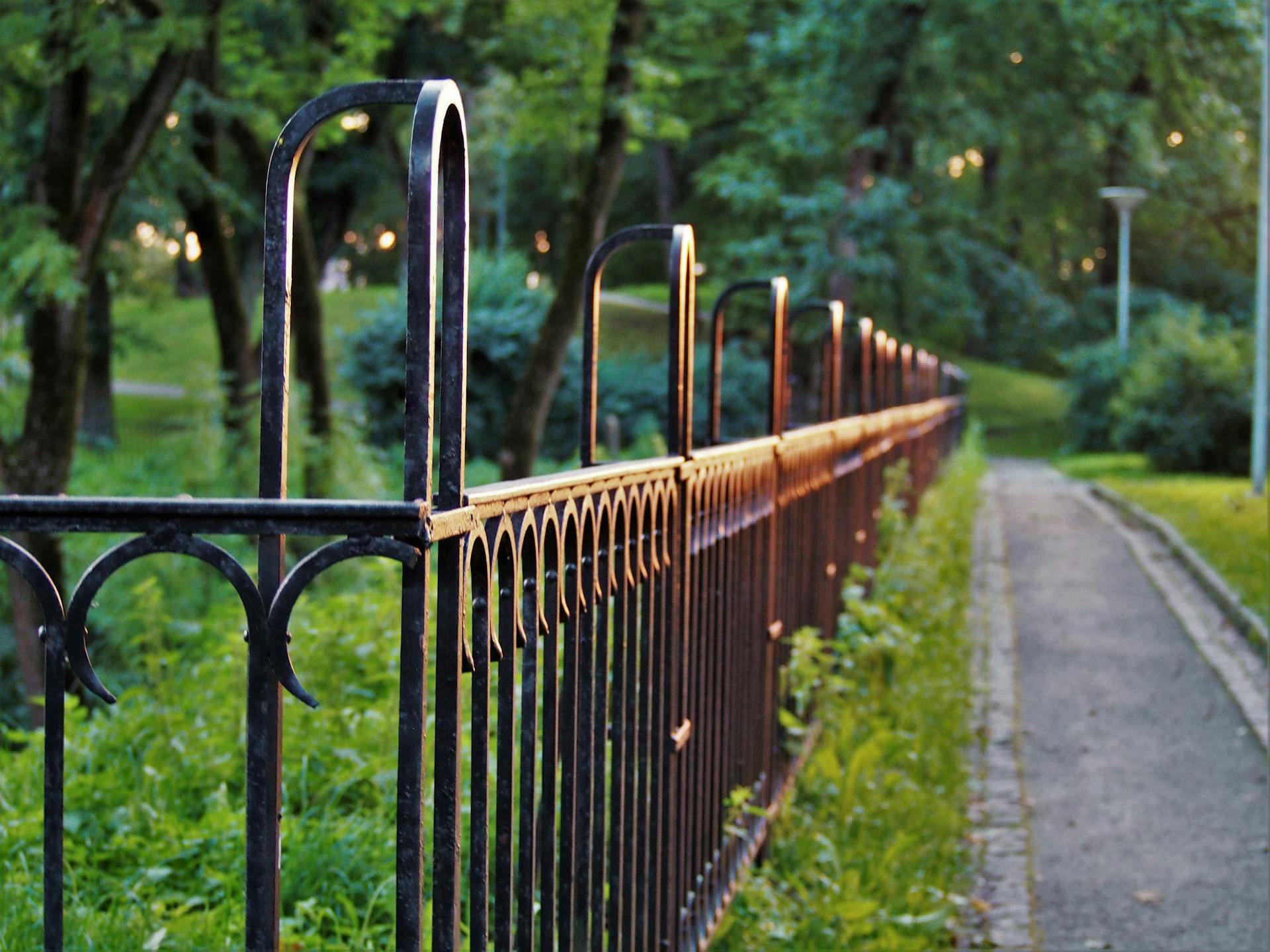 La valla de un parque | Fuente: Pexels