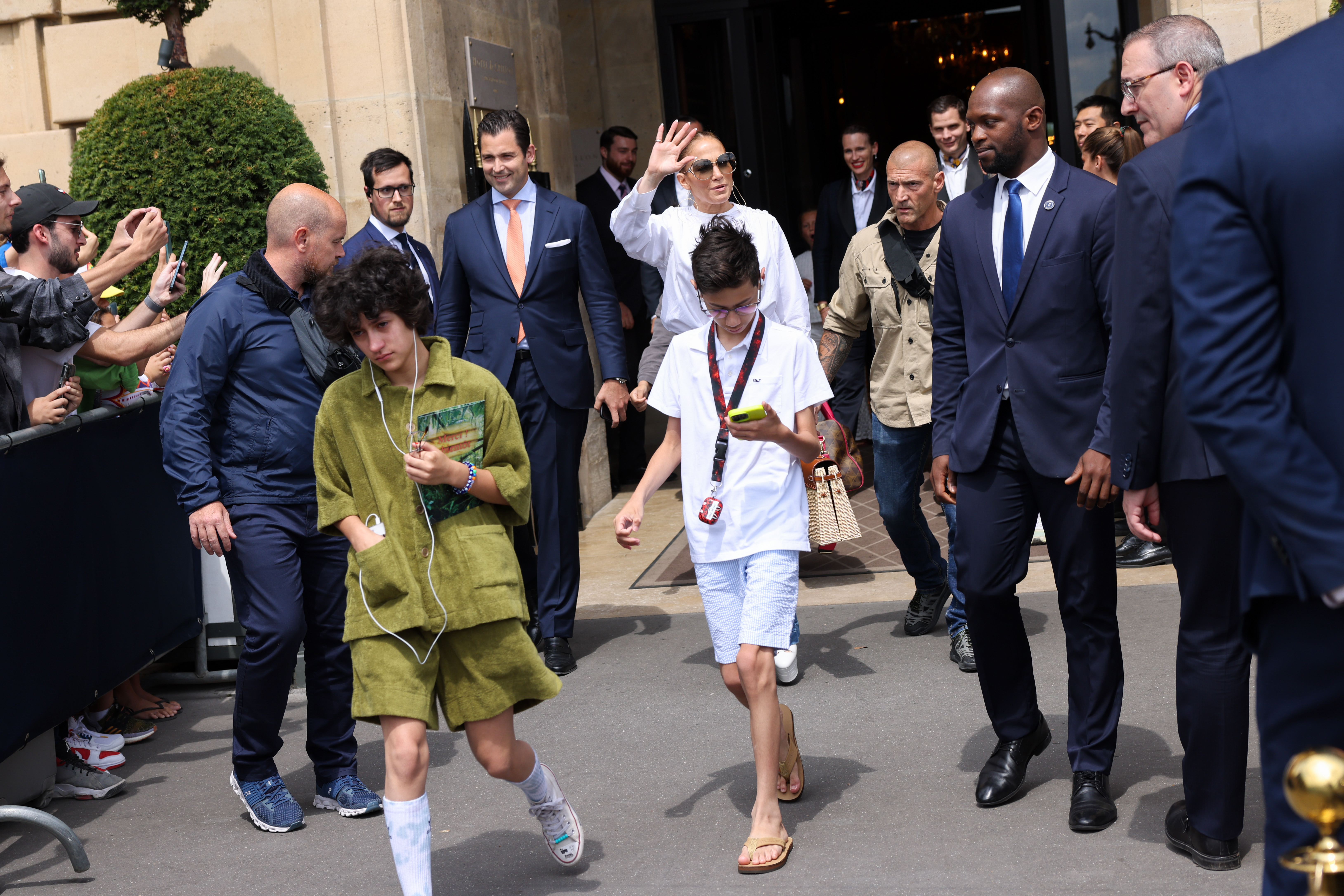 Jennifer Lopez, Emme Muñiz y Max Muñiz salen del hotel Crillon el 27 de julio de 2022 en París, Francia. | Fuente: Getty Images