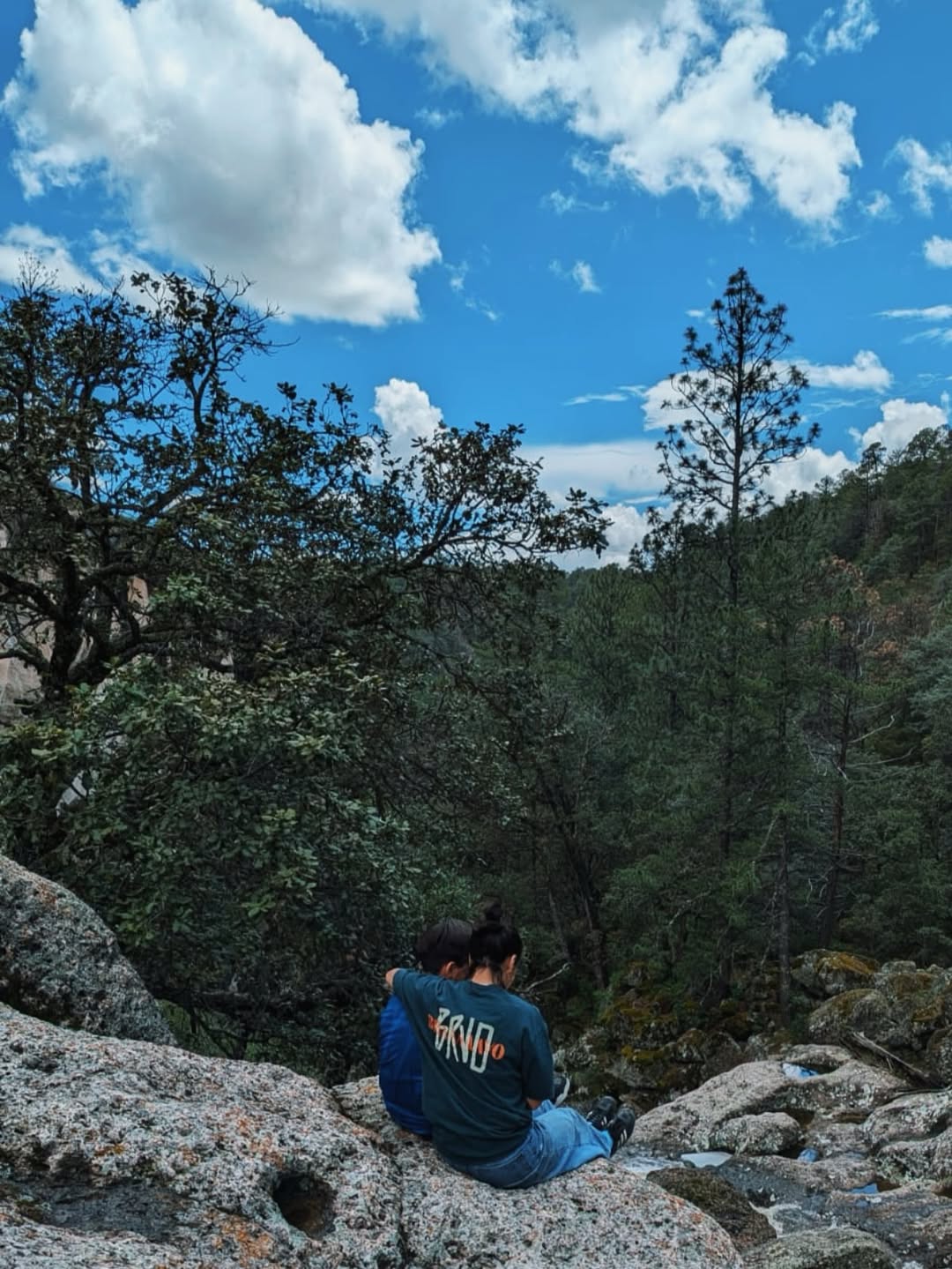 Mauro, de 11 años, y Aranza, de 13 años | Fuente: Instagram/anaaraujof
