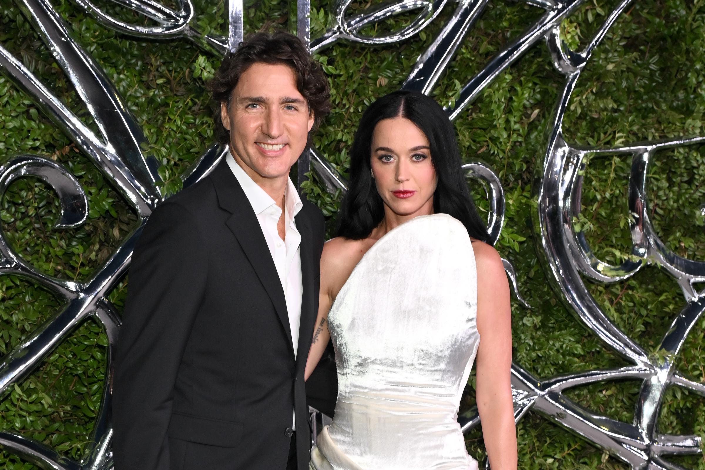 Katy Perry y Justin Trudeau posaron al principio uno al lado del otro, con el escultural vestido blanco de un solo hombro de Perry contrastando con el traje negro de Trudeau. La foto mostraba a la pareja con un aire más formal, antes de que las siguientes imágenes captaran momentos de mayor cercanía entre ellos. | Fuente: Getty Images