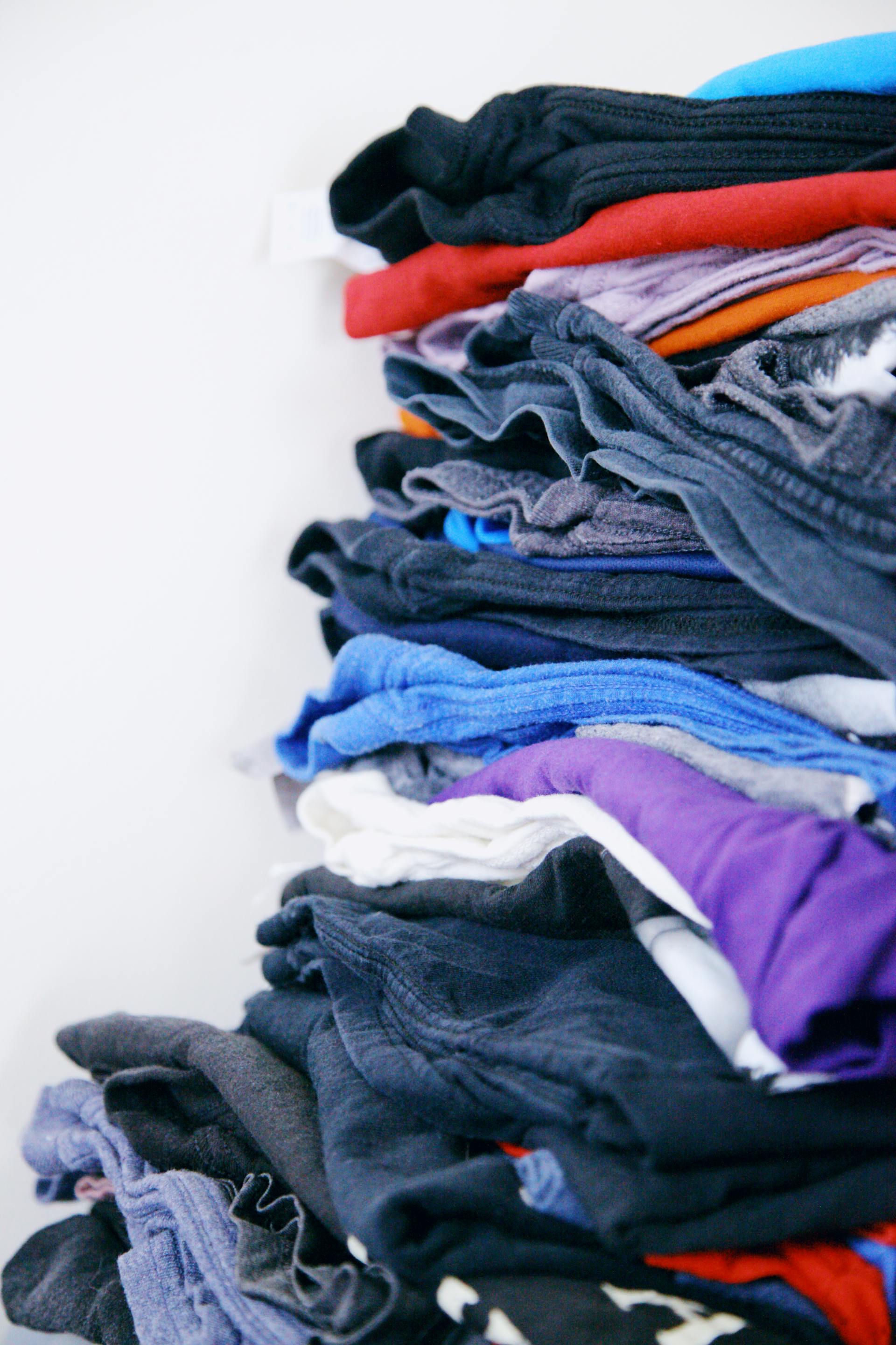 Una foto en primer plano de ropa doblada | Fuente: Pexels
