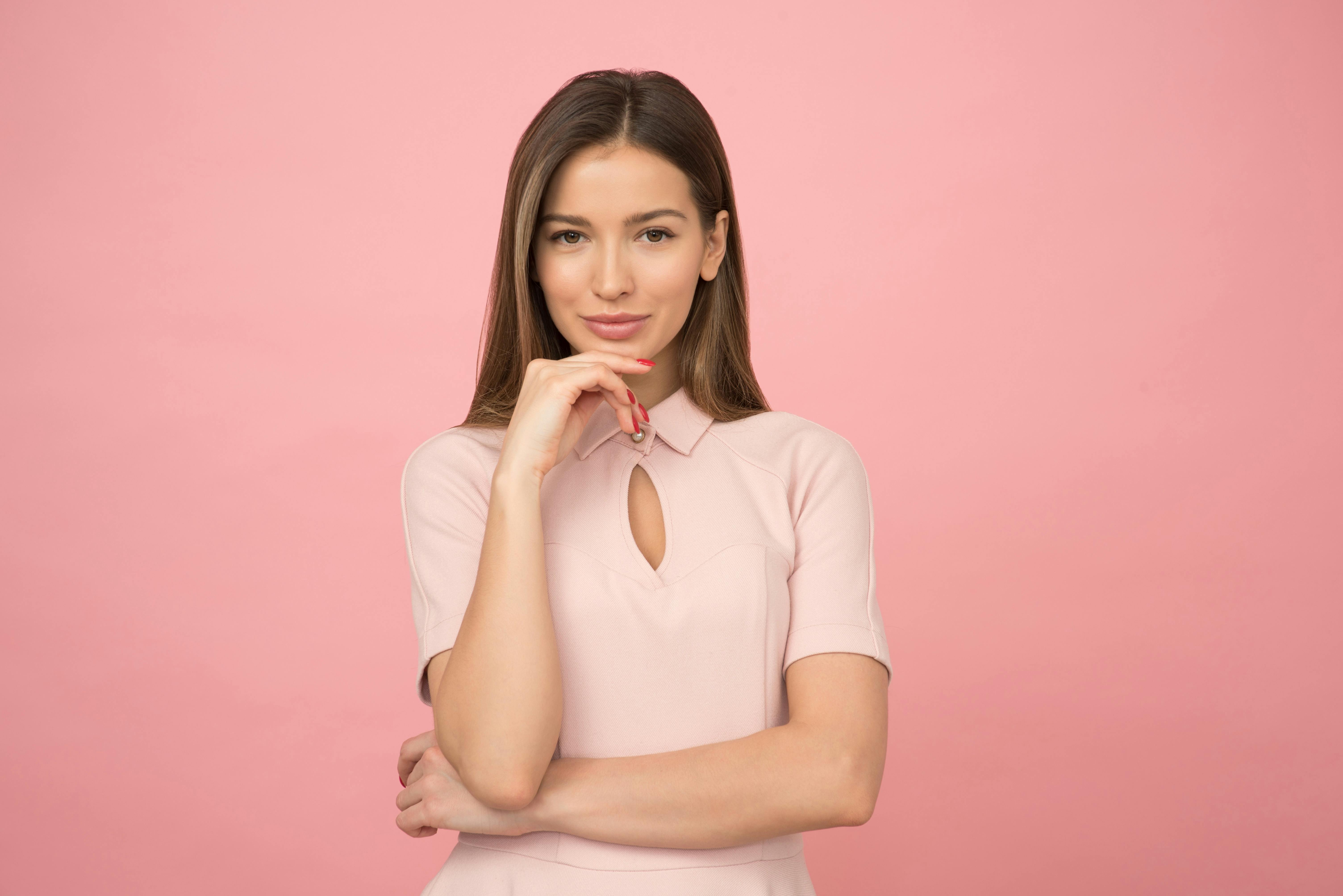 Mujer vestida con traje oficial sonriendo | Fuente: Pexels