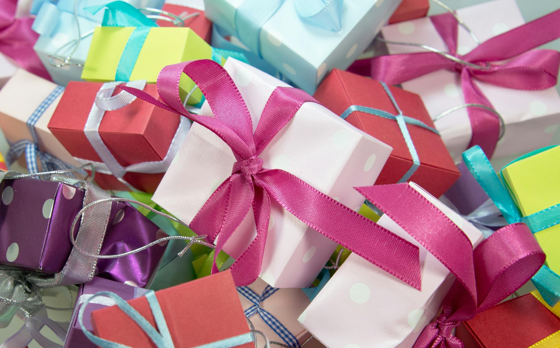 Un surtido de coloridas cajas de regalo | Fuente: Pexels