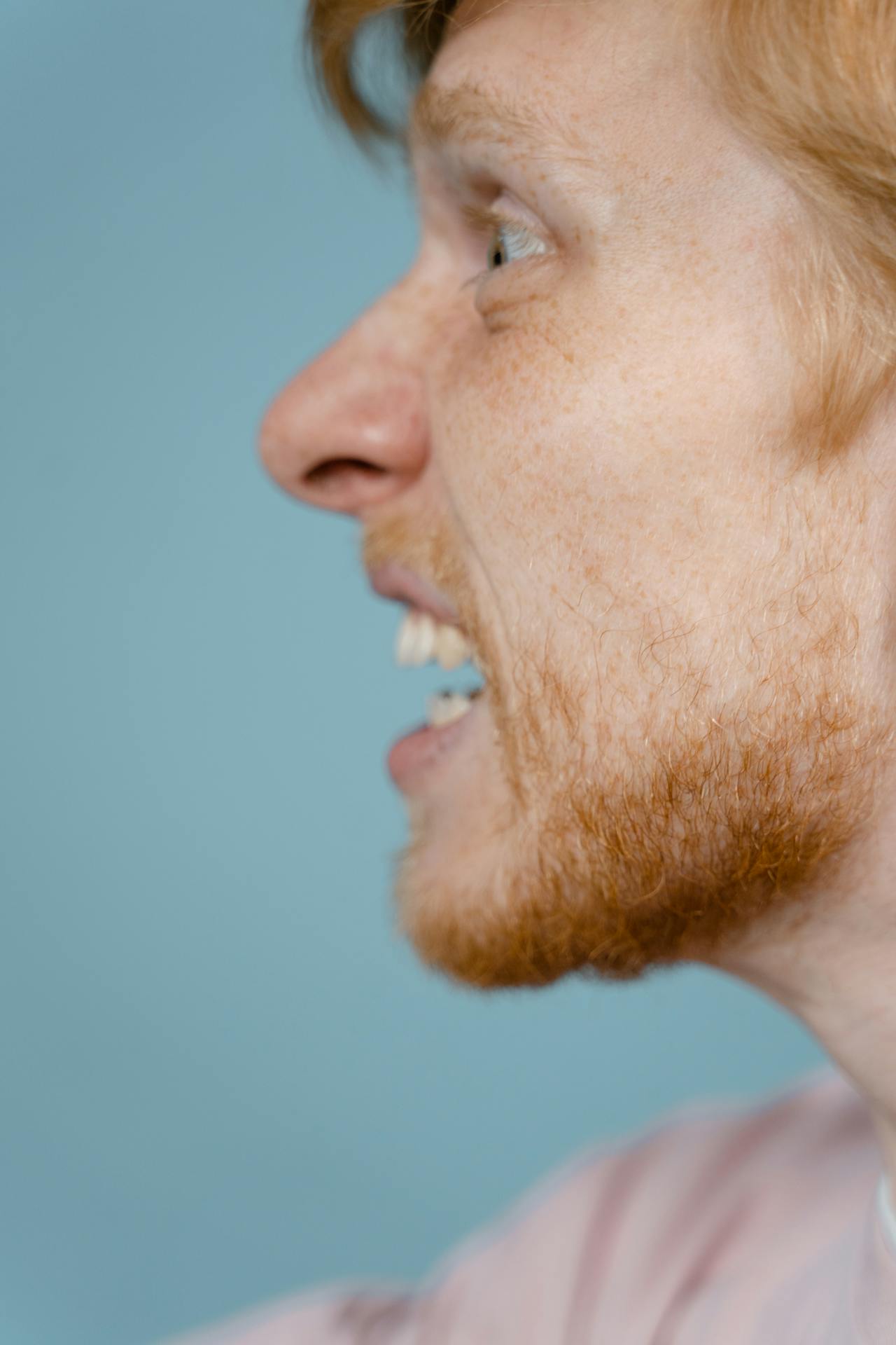 Un hombre molesto discutiendo | Fuente: Pexels