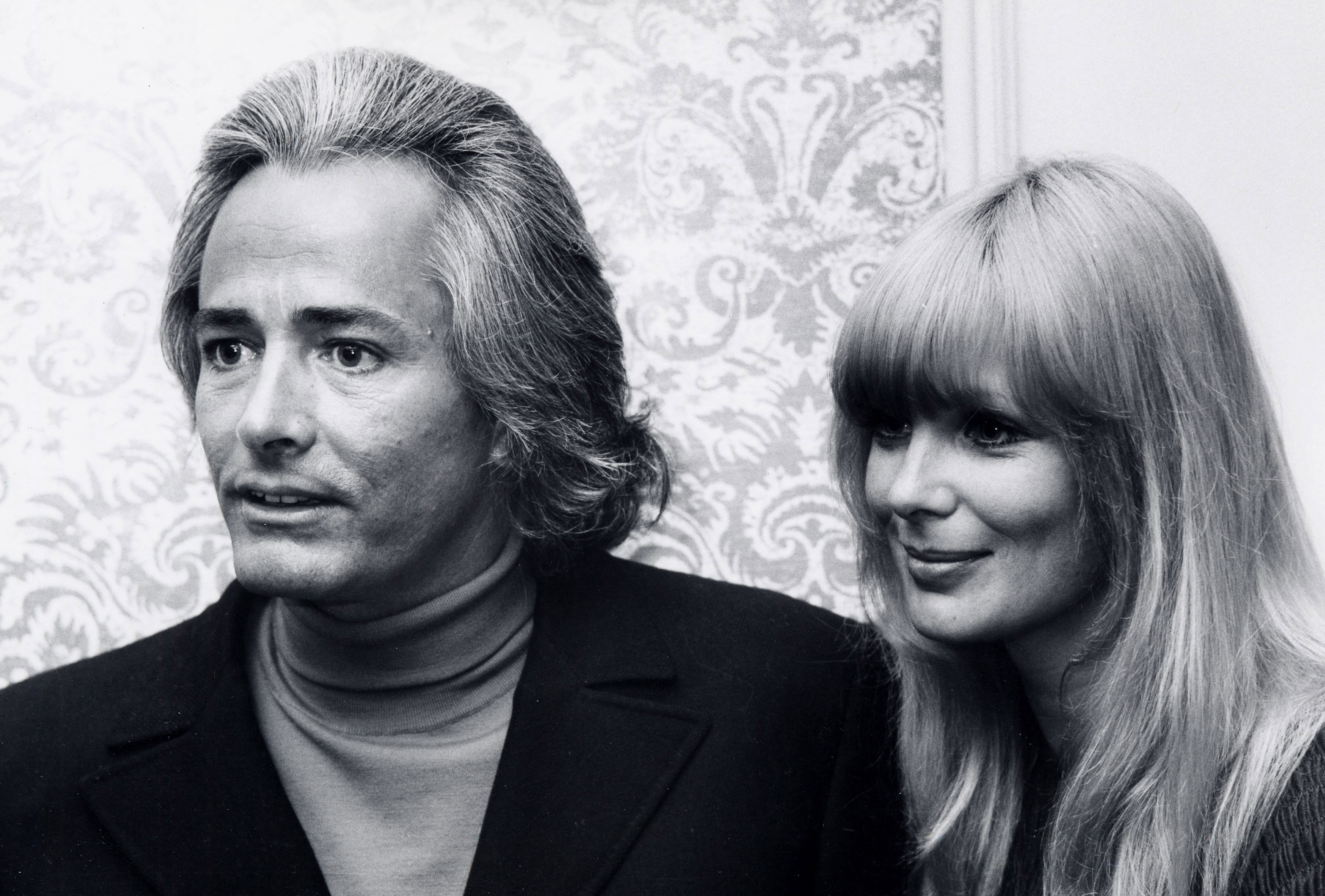 John Derek y la actriz durante el estreno de Sonny y Cher el 4 de abril de 1970, en Los Ángeles, California. | Fuente: Getty Images