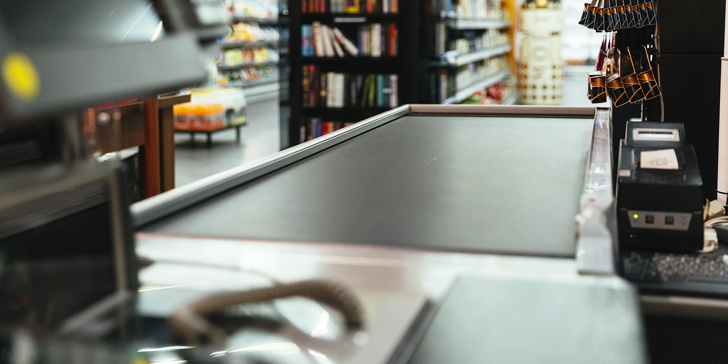 Una cinta transportadora en un supermercado | Fuente: Freepik