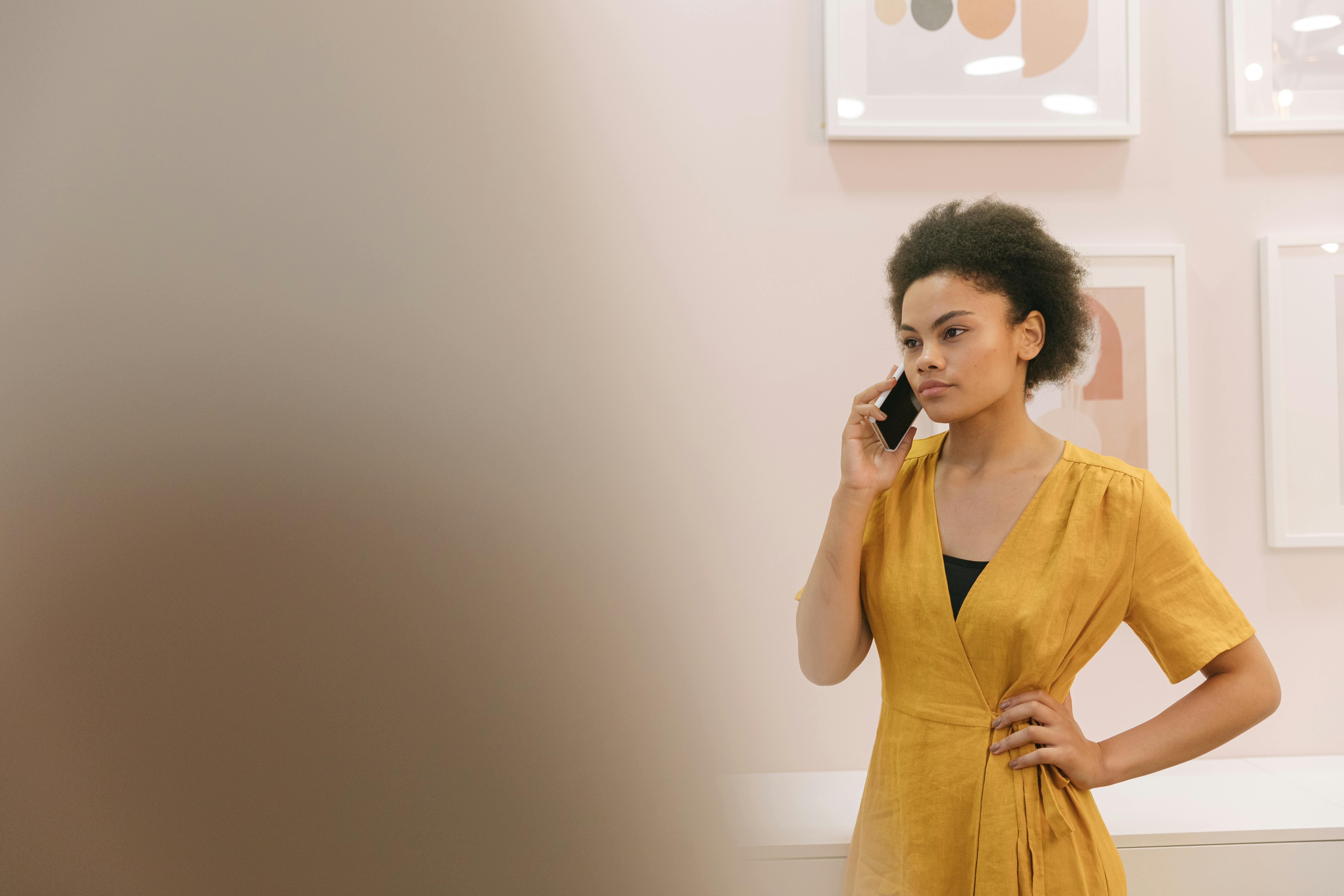 Mujer haciendo una llamada telefónica | Fuente: Pexels