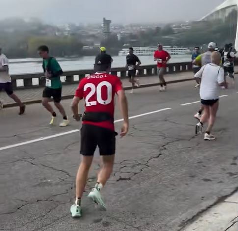 Bruno Duarte en el Maratón de Oporto. | Fuente: tiktok.com/@elespanolcom