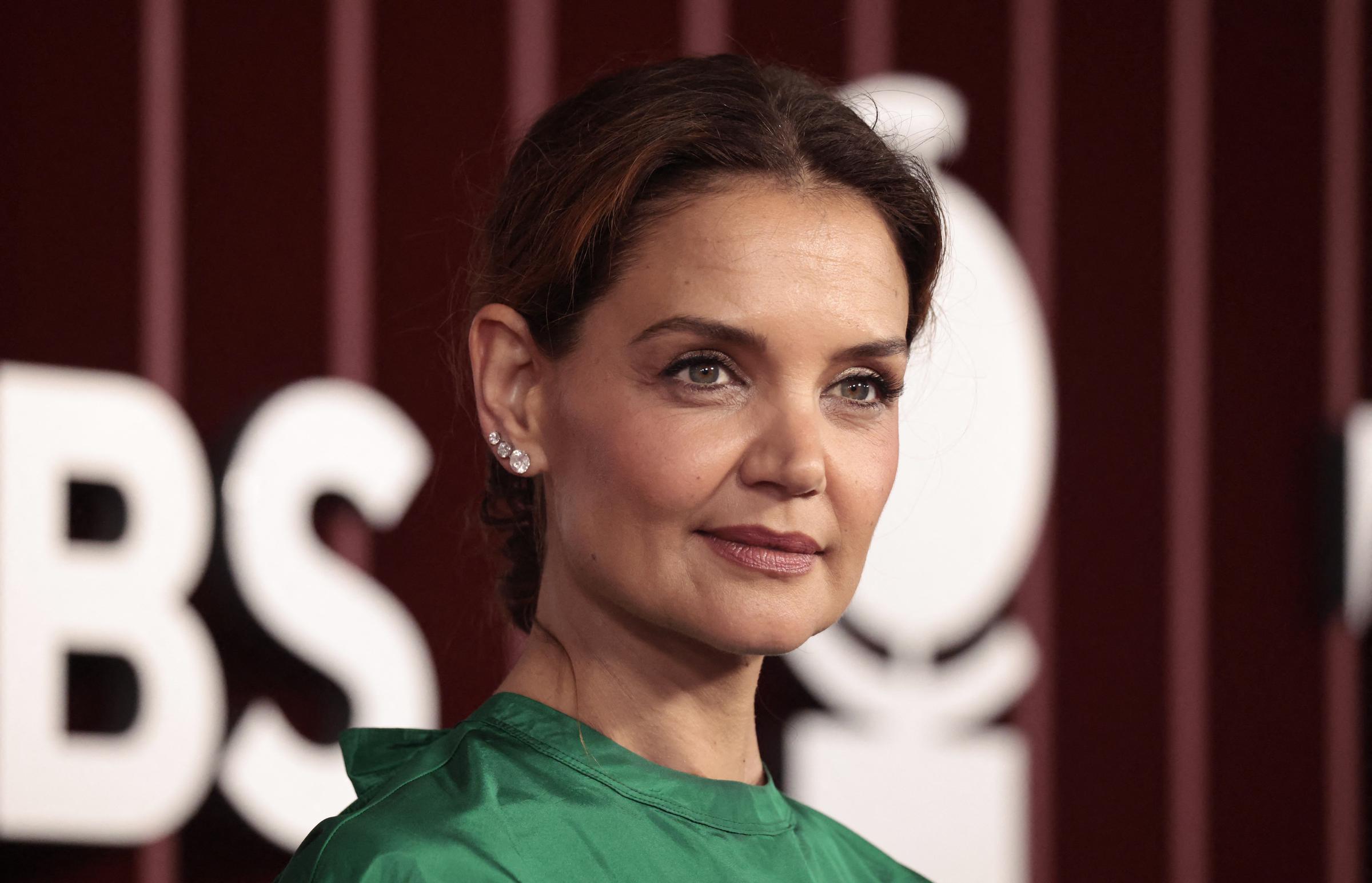 Con el pelo peinado en un elegante recogido y un maquillaje fresco y radiante, Katie Holmes aporta una discreta elegancia a la alfombra roja de los Premios Tony 2025 de Nueva York, combinando un atrevido top verde con joyas brillantes.