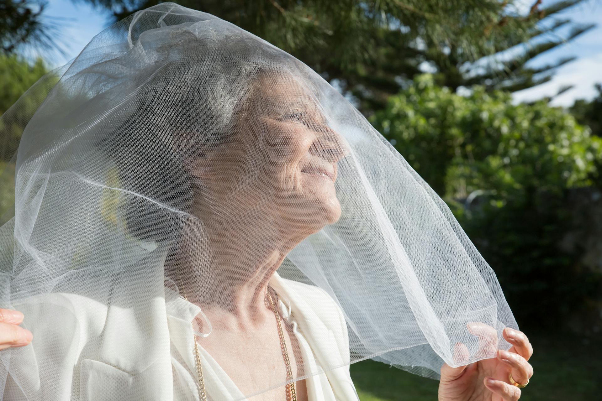 Una mujer madura vestida de novia | Fuente: Pexels