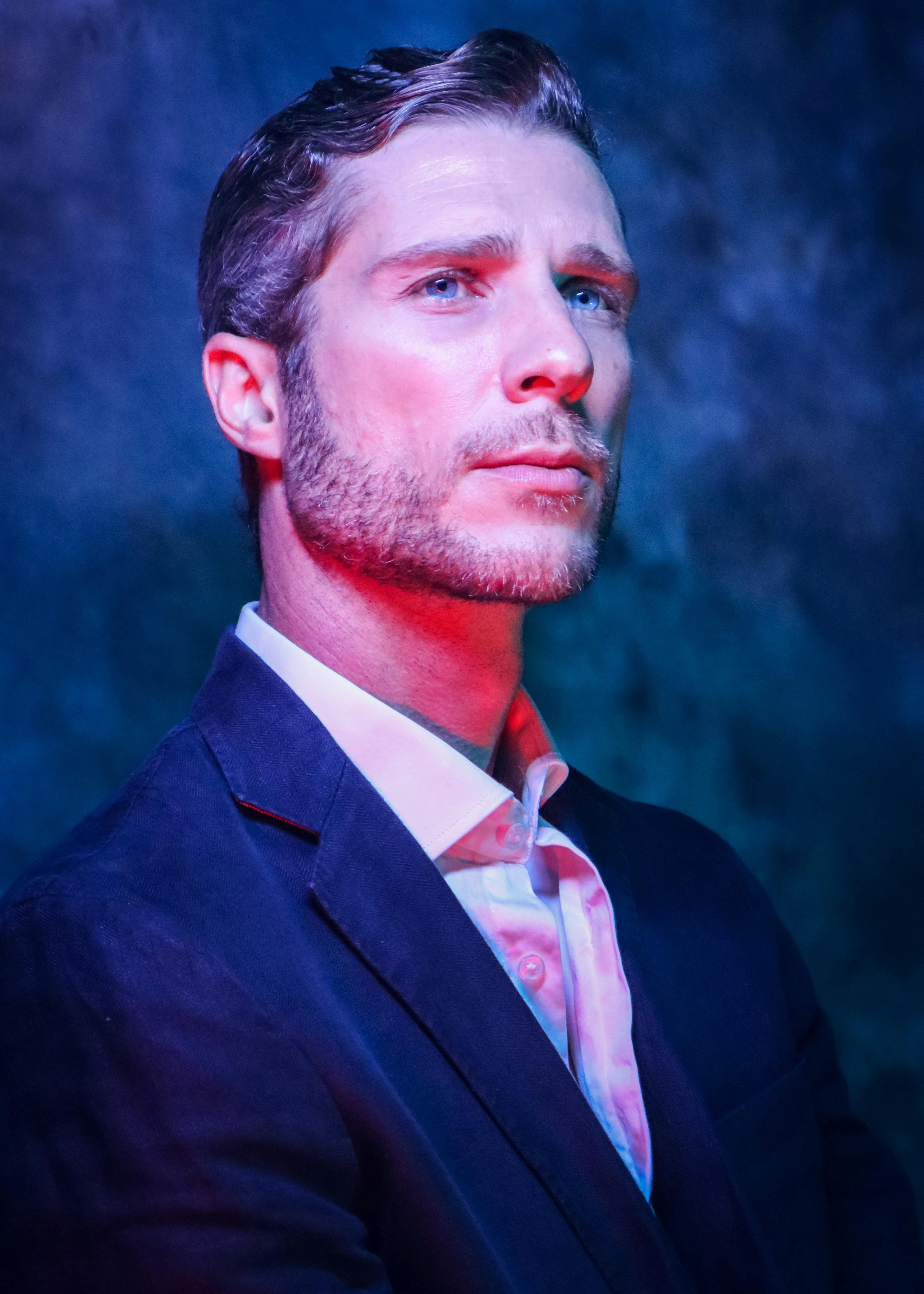 Un hombre serio | Fuente: Pexels