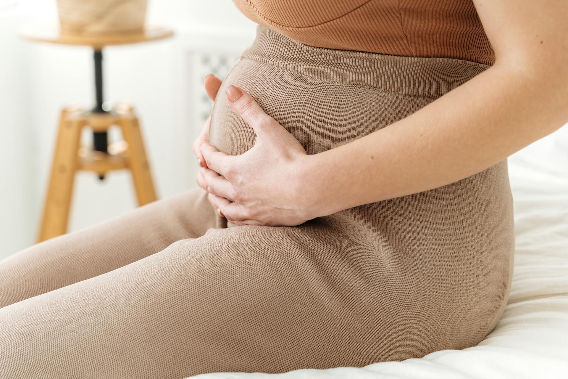 Una mujer embarazada tocándose el vientre | Fuente: Pexels