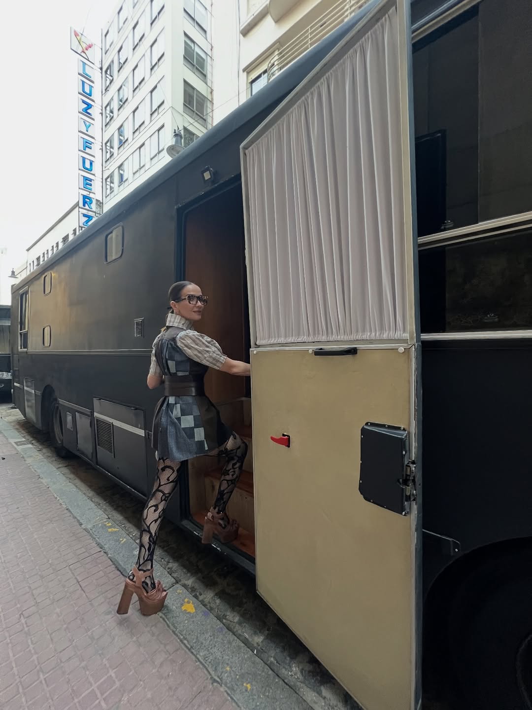 Natalia Oreiro mostrando su atuendo para el estreno de su nueva película | Fuente: Instagram/nataliaoreirosoy