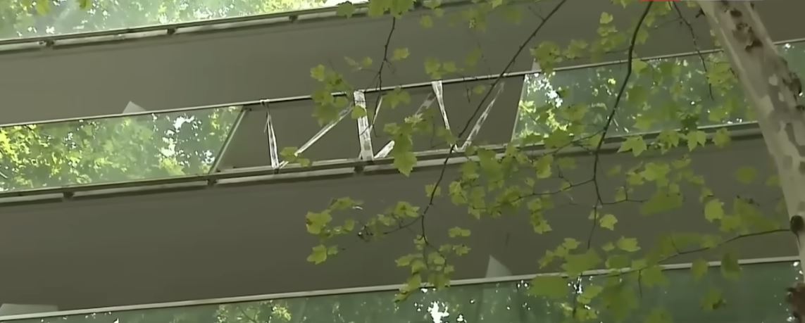 El balcón desde donde se desprendió el vidrio | Fuente: YouTube/A24com