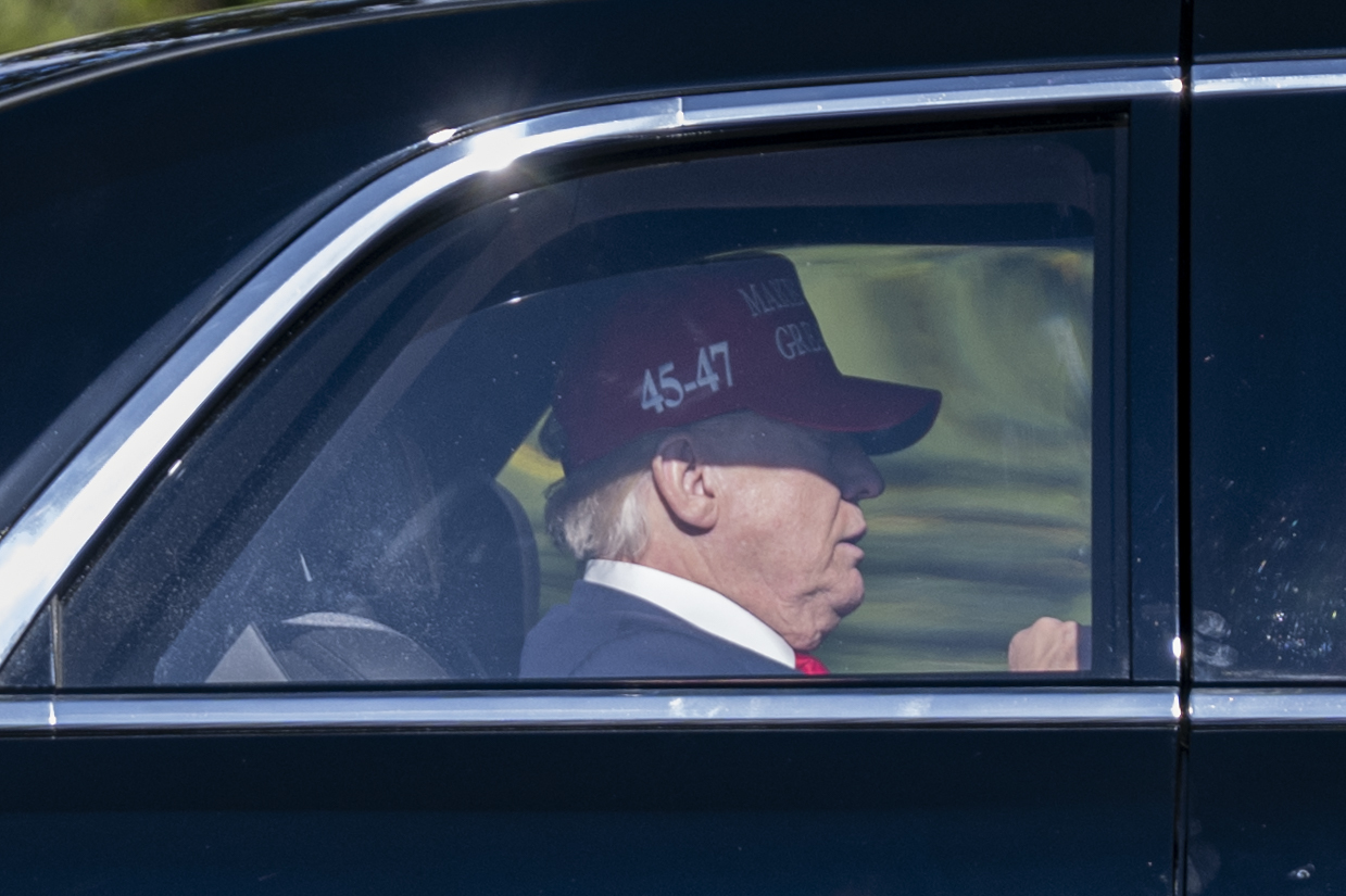 En una llegada anterior a la Casa Blanca, se vio a Trump con una gorra con el número