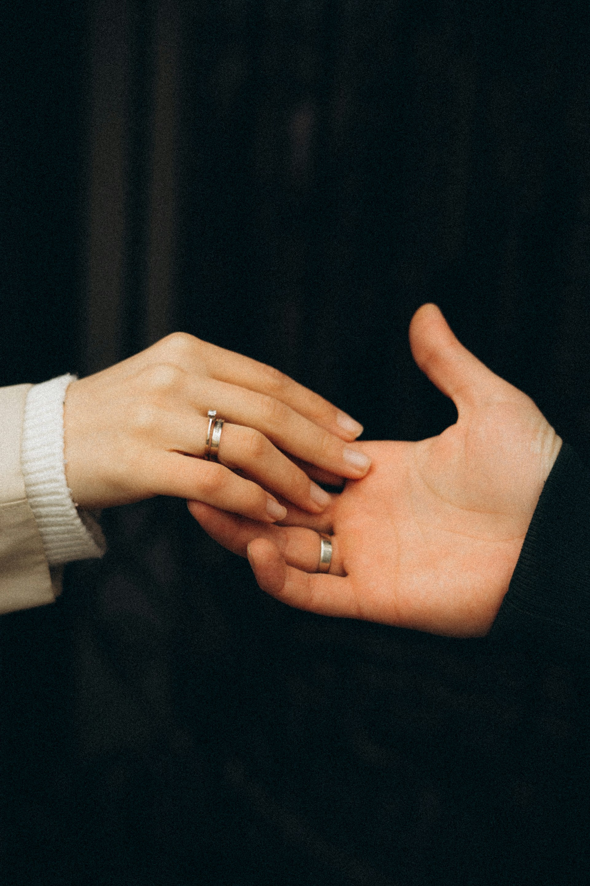 Una pareja cogida de la mano | Fuente: Unsplash