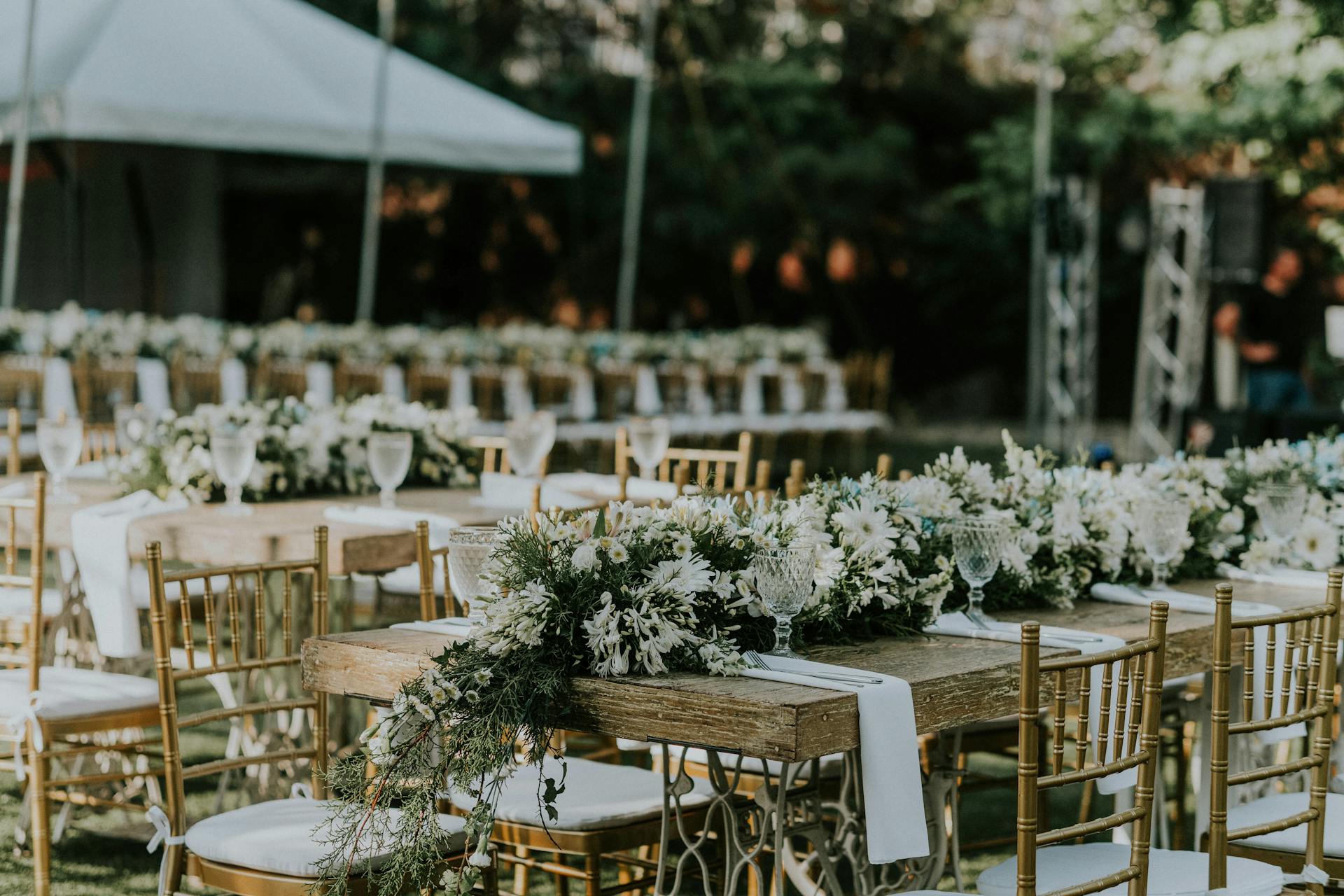 Mesas y sillas en una boda al aire libre | Fuente: Pexels