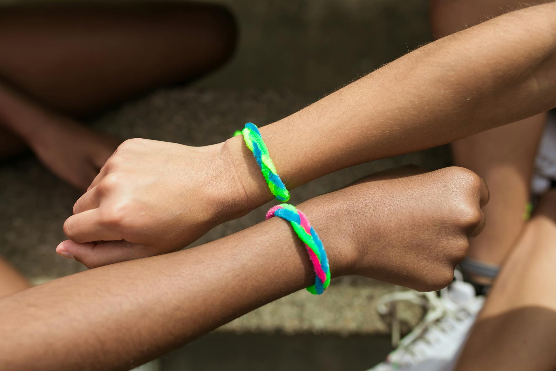 Niños con pulseras de la amistad | Fuente: Pexels
