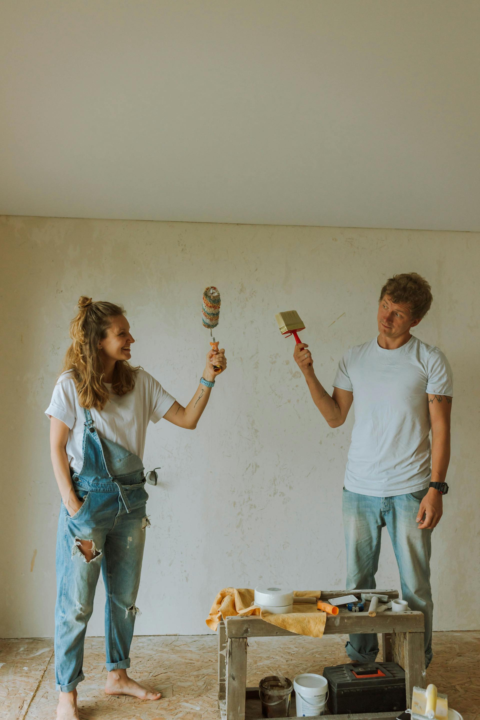 Una pareja haciendo una reforma | Fuente: Pexels