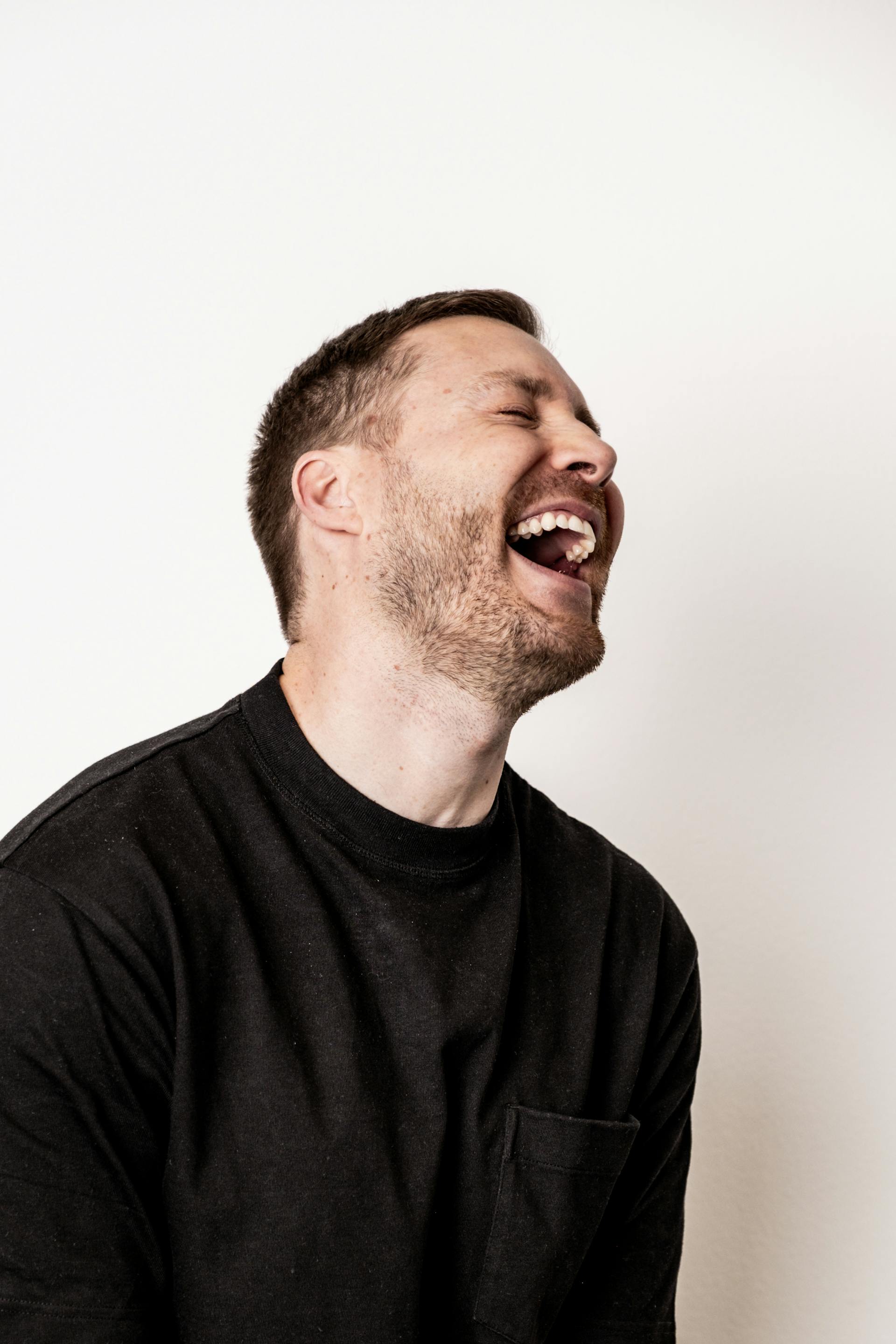 Un hombre riendo | Fuente: Pexels