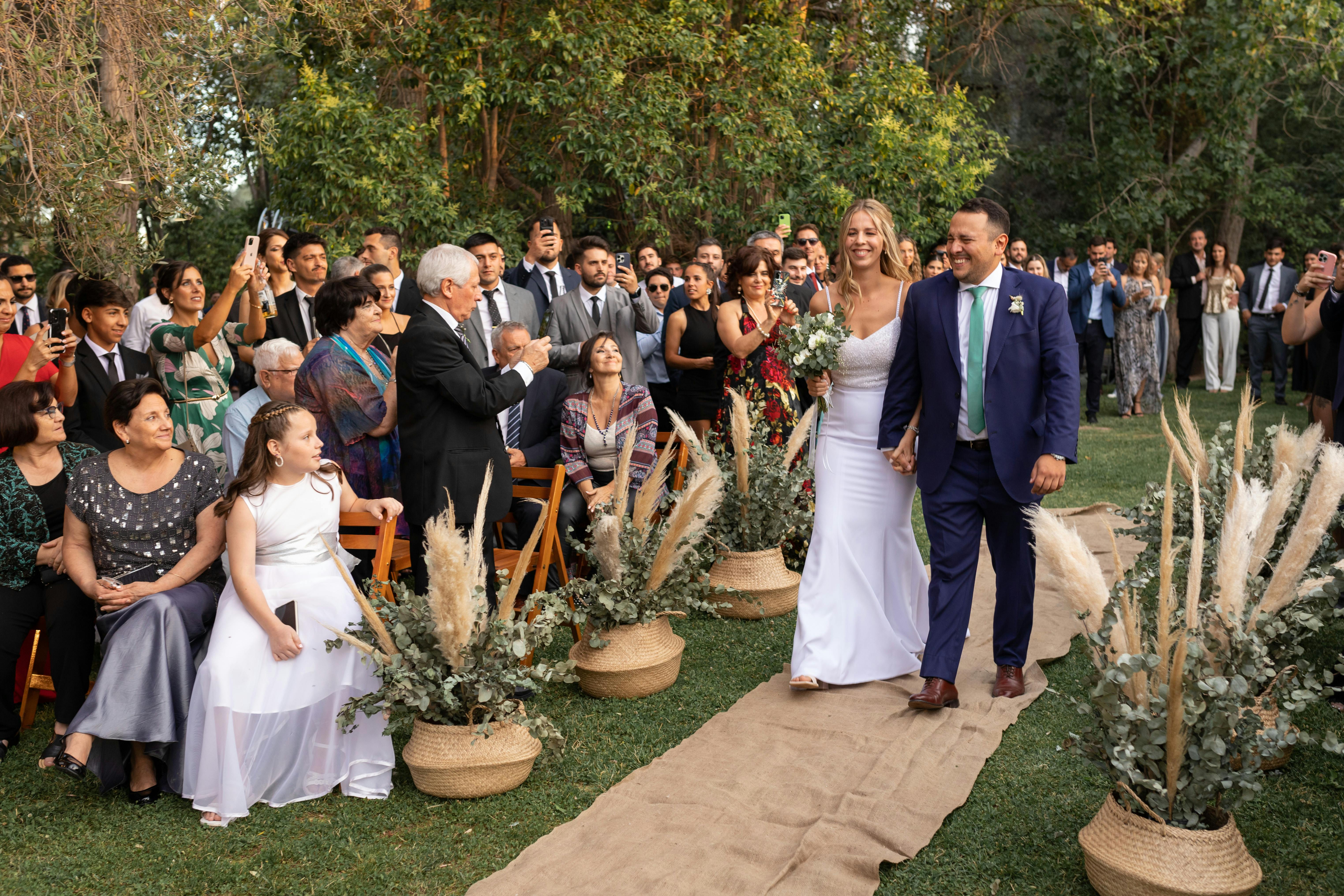 Padre caminando hacia el altar con su hija | Fuente: Pexels