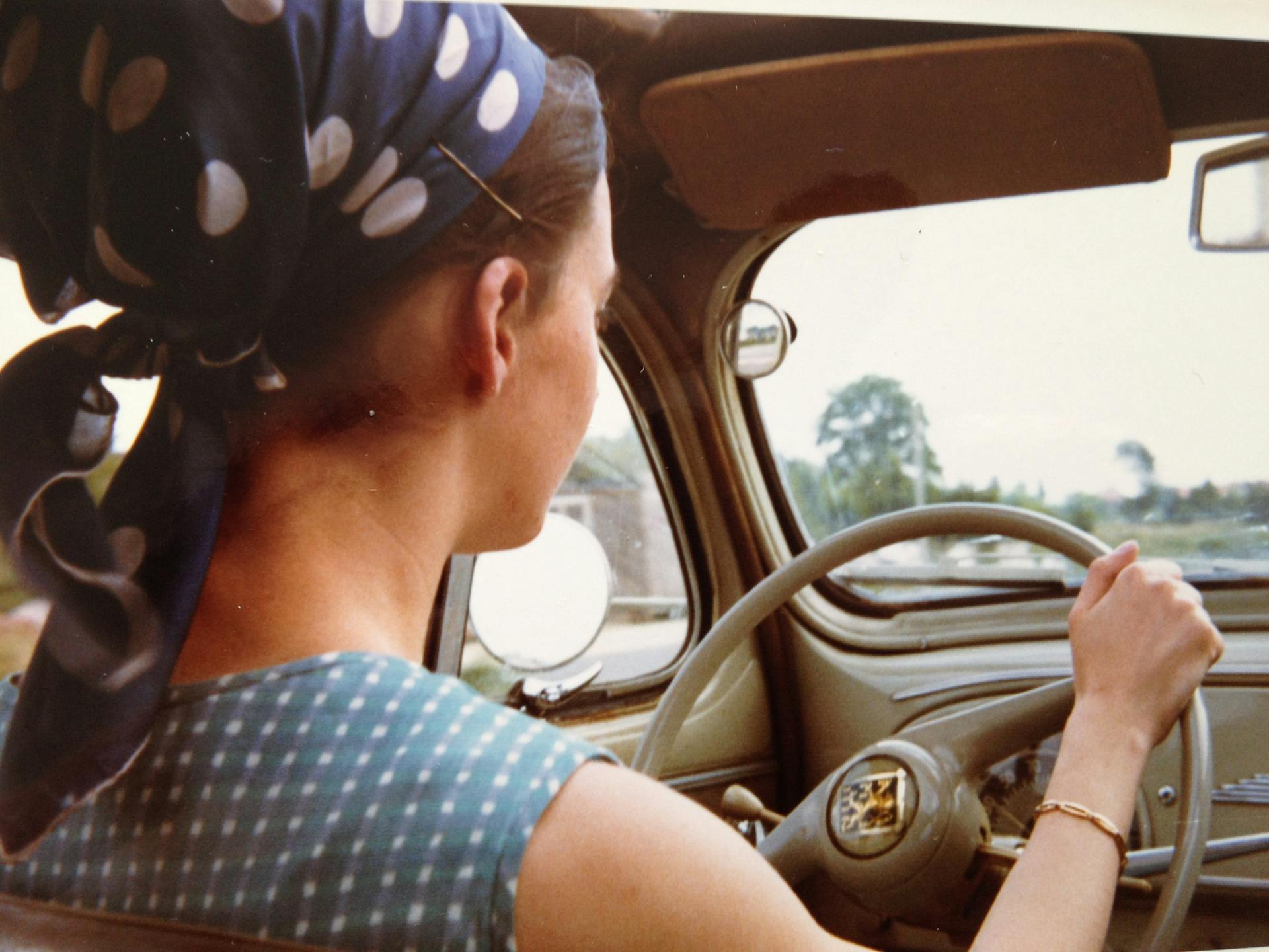 Una mujer con pañuelo en la cabeza conduciendo un automóvil | Fuente: Pexels