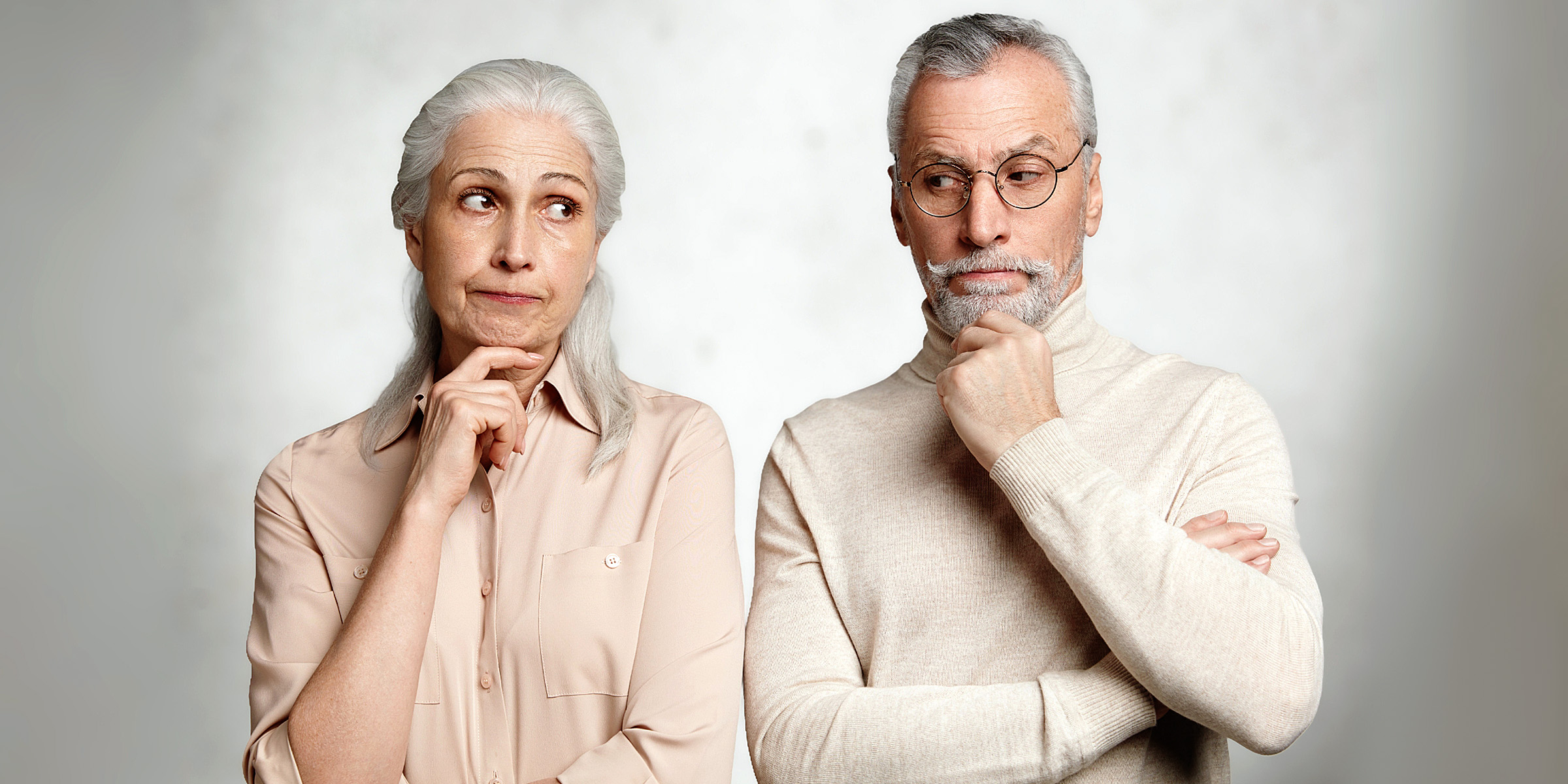Un hombre y una mujer con expresión astuta | Fuente: Shutterstock