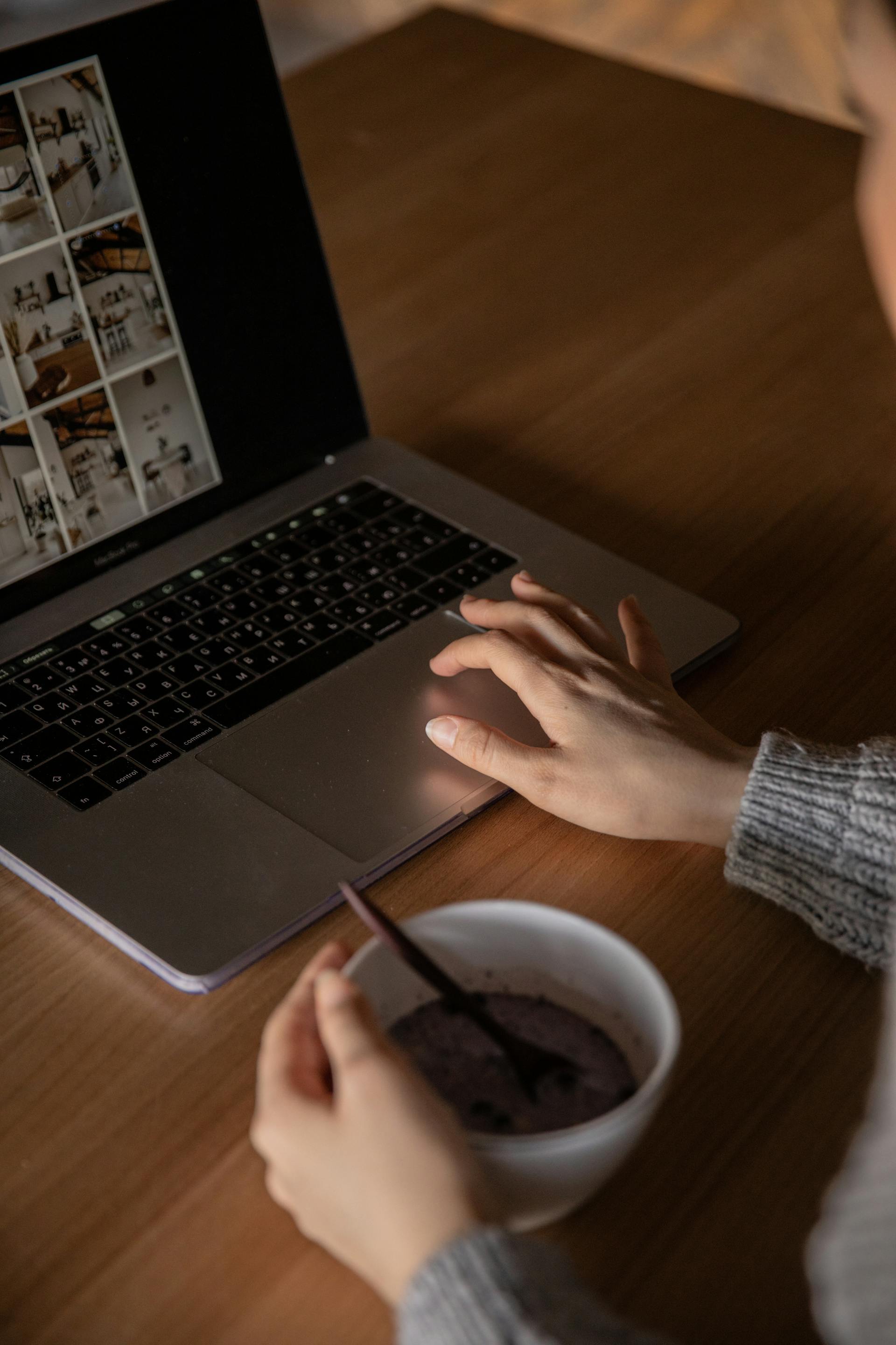 Una mujer trabajando con su portátil | Fuente: Pexels