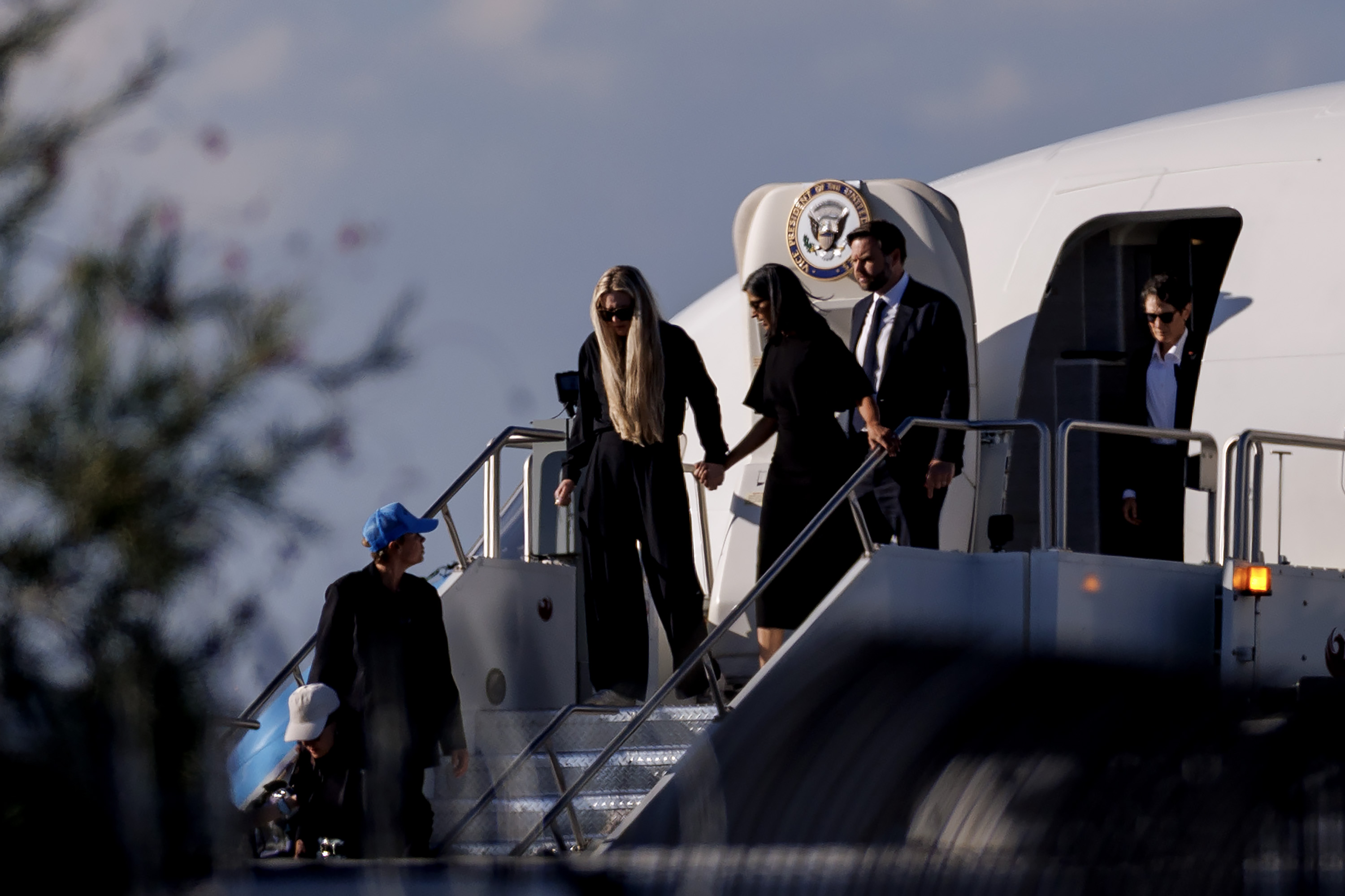 JD Vance (d), Usha Vance (c) y Erika Kirk descienden del Air Force Two mientras escoltan el cuerpo de Charlie Kirk en Phoenix, Arizona, el 11 de septiembre de 2025. | Fuente: Getty Images